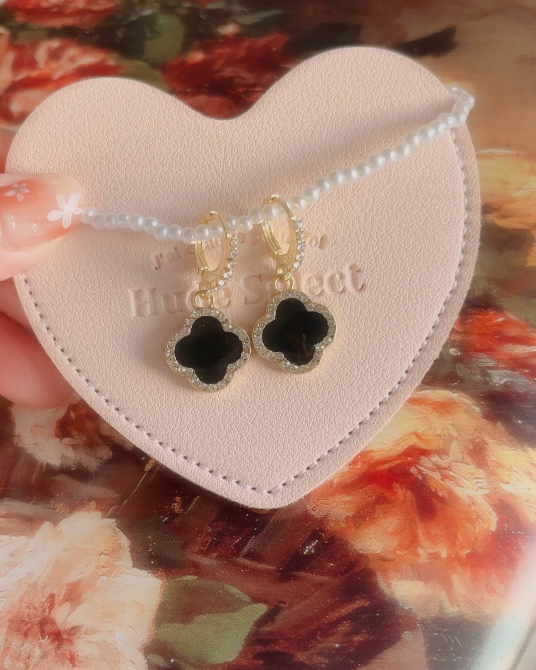 我們都知道四葉的幸運草象徵幸運 那這四葉分別代表什麼美好的事呢？💓 分別是Hope, Faith, Love, and Luck✨  我們期許對未來抱有夢想與希望(Hope) 也希望擁有人生的信念與善良信仰(Faith) 更想要家人間、朋友間、愛人間的愛(Love) 如果能再加上幸運(Lucky)的話就更美好了🌟  ✿ 特別選了金邊碎鑽框+黑色的四葉草 更加沈穩且個性美🖤 戴上它 成為幸運體質的女孩巴🦋  ✿ 耳扣式的耳環 不用另外用耳環塞子 非常方便 鎖扣的邊框也用了碎鑽點綴 非常精緻💫