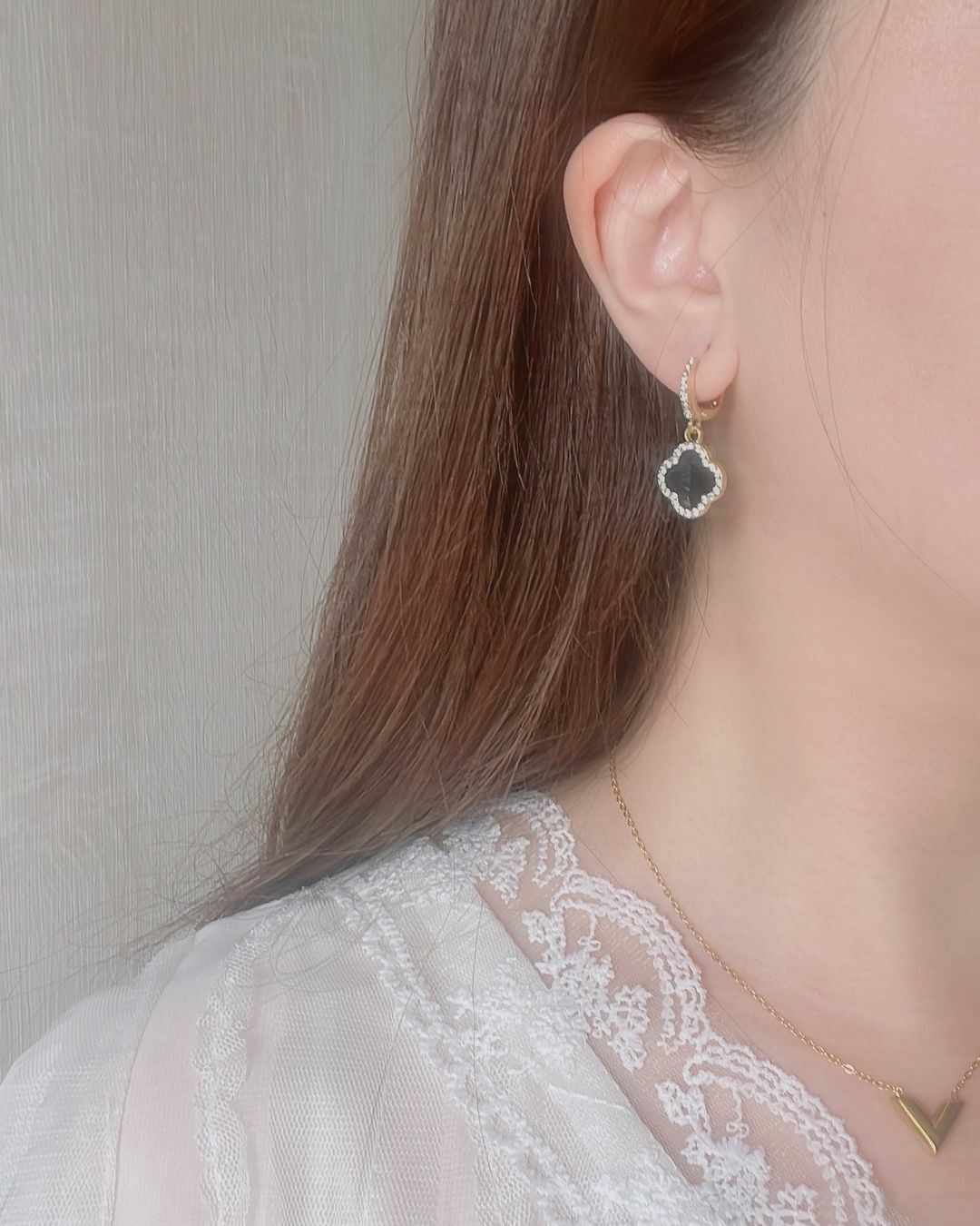 我們都知道四葉的幸運草象徵幸運 那這四葉分別代表什麼美好的事呢？💓 分別是Hope, Faith, Love, and Luck✨  我們期許對未來抱有夢想與希望(Hope) 也希望擁有人生的信念與善良信仰(Faith) 更想要家人間、朋友間、愛人間的愛(Love) 如果能再加上幸運(Lucky)的話就更美好了🌟  ✿ 特別選了金邊碎鑽框+黑色的四葉草 更加沈穩且個性美🖤 戴上它 成為幸運體質的女孩巴🦋  ✿ 耳扣式的耳環 不用另外用耳環塞子 非常方便 鎖扣的邊框也用了碎鑽點綴 非常精緻💫