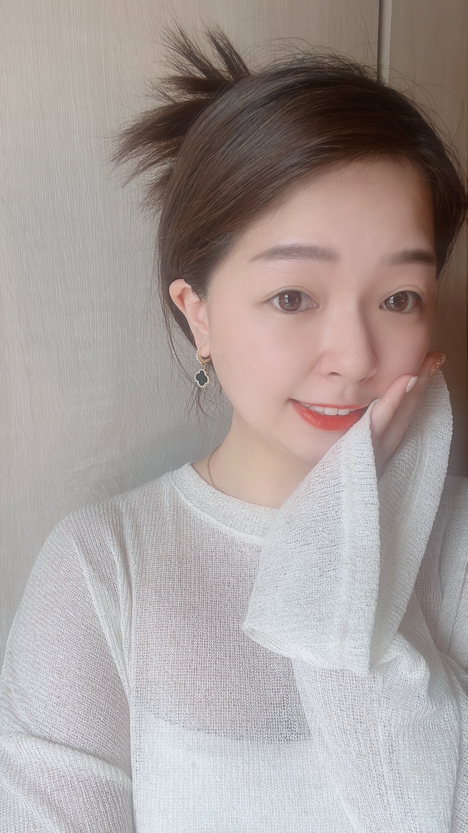 我們都知道四葉的幸運草象徵幸運 那這四葉分別代表什麼美好的事呢？💓 分別是Hope, Faith, Love, and Luck✨  我們期許對未來抱有夢想與希望(Hope) 也希望擁有人生的信念與善良信仰(Faith) 更想要家人間、朋友間、愛人間的愛(Love) 如果能再加上幸運(Lucky)的話就更美好了🌟  ✿ 特別選了金邊碎鑽框+黑色的四葉草 更加沈穩且個性美🖤 戴上它 成為幸運體質的女孩巴🦋  ✿ 耳扣式的耳環 不用另外用耳環塞子 非常方便 鎖扣的邊框也用了碎鑽點綴 非常精緻💫