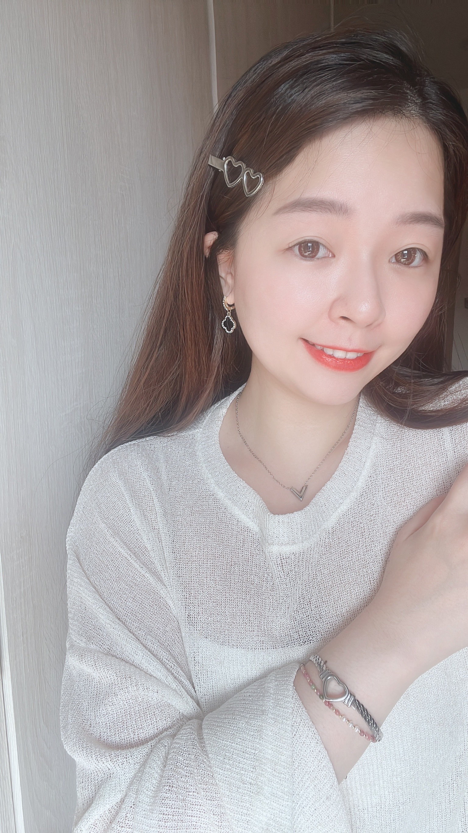 我們都知道四葉的幸運草象徵幸運 那這四葉分別代表什麼美好的事呢？💓 分別是Hope, Faith, Love, and Luck✨  我們期許對未來抱有夢想與希望(Hope) 也希望擁有人生的信念與善良信仰(Faith) 更想要家人間、朋友間、愛人間的愛(Love) 如果能再加上幸運(Lucky)的話就更美好了🌟  ✿ 特別選了金邊碎鑽框+黑色的四葉草 更加沈穩且個性美🖤 戴上它 成為幸運體質的女孩巴🦋  ✿ 耳扣式的耳環 不用另外用耳環塞子 非常方便 鎖扣的邊框也用了碎鑽點綴 非常精緻💫