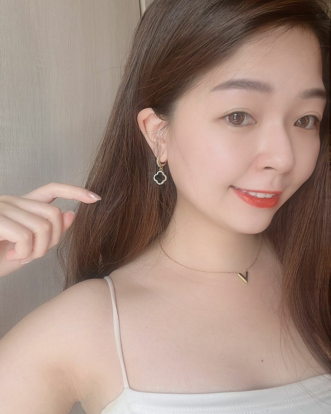 我們都知道四葉的幸運草象徵幸運 那這四葉分別代表什麼美好的事呢？💓 分別是Hope, Faith, Love, and Luck✨  我們期許對未來抱有夢想與希望(Hope) 也希望擁有人生的信念與善良信仰(Faith) 更想要家人間、朋友間、愛人間的愛(Love) 如果能再加上幸運(Lucky)的話就更美好了🌟  ✿ 特別選了金邊碎鑽框+黑色的四葉草 更加沈穩且個性美🖤 戴上它 成為幸運體質的女孩巴🦋  ✿ 耳扣式的耳環 不用另外用耳環塞子 非常方便 鎖扣的邊框也用了碎鑽點綴 非常精緻💫