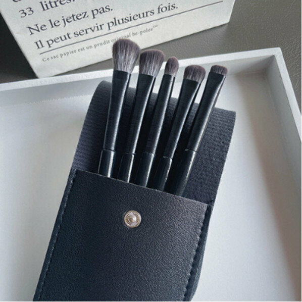 Hot recommendation (5 pieces) soft-bristled eye shadow brush (5 pieces brushed eye shadow brush set + black eye shadow bag)