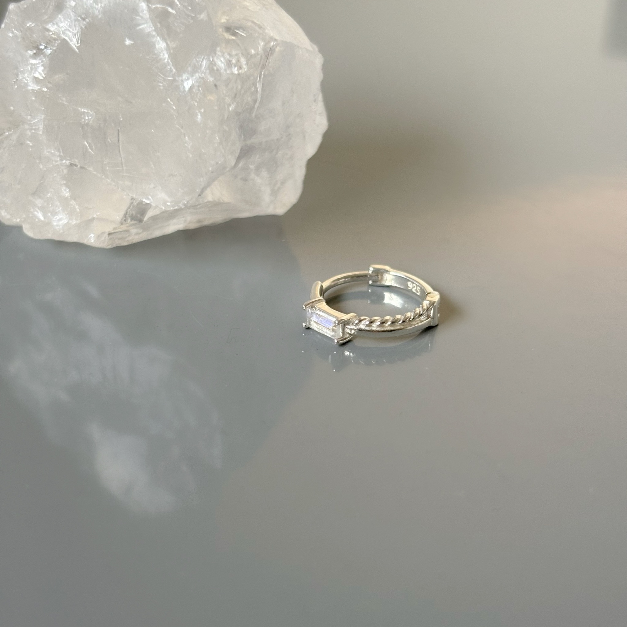 交錯麻花Baguette月光石耳圈