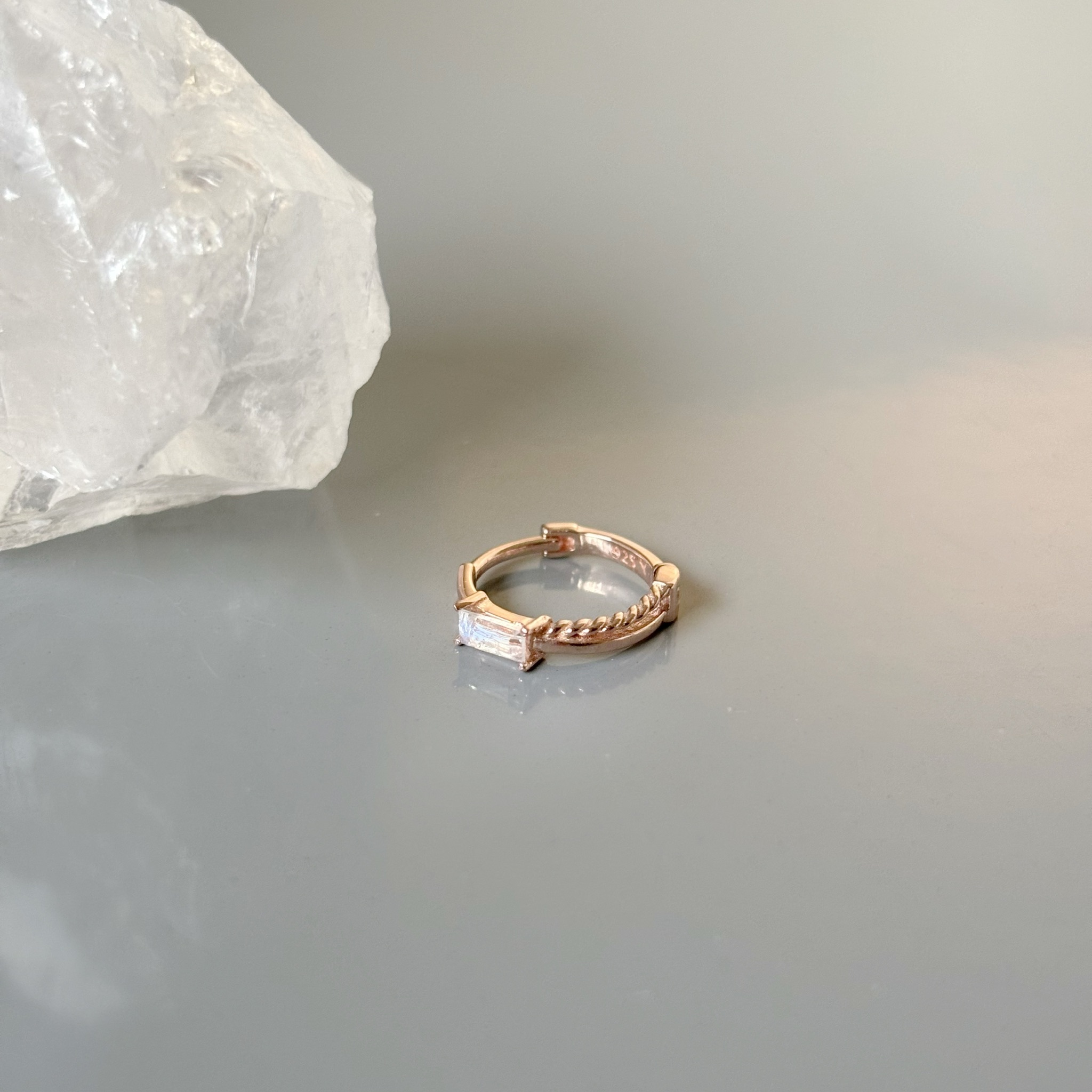 交錯麻花Baguette月光石耳圈