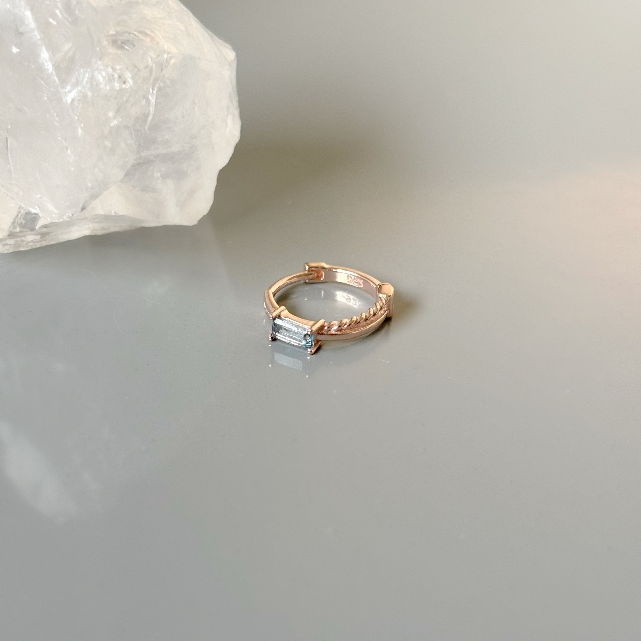 交錯麻花Baguette倫敦托帕石耳圈