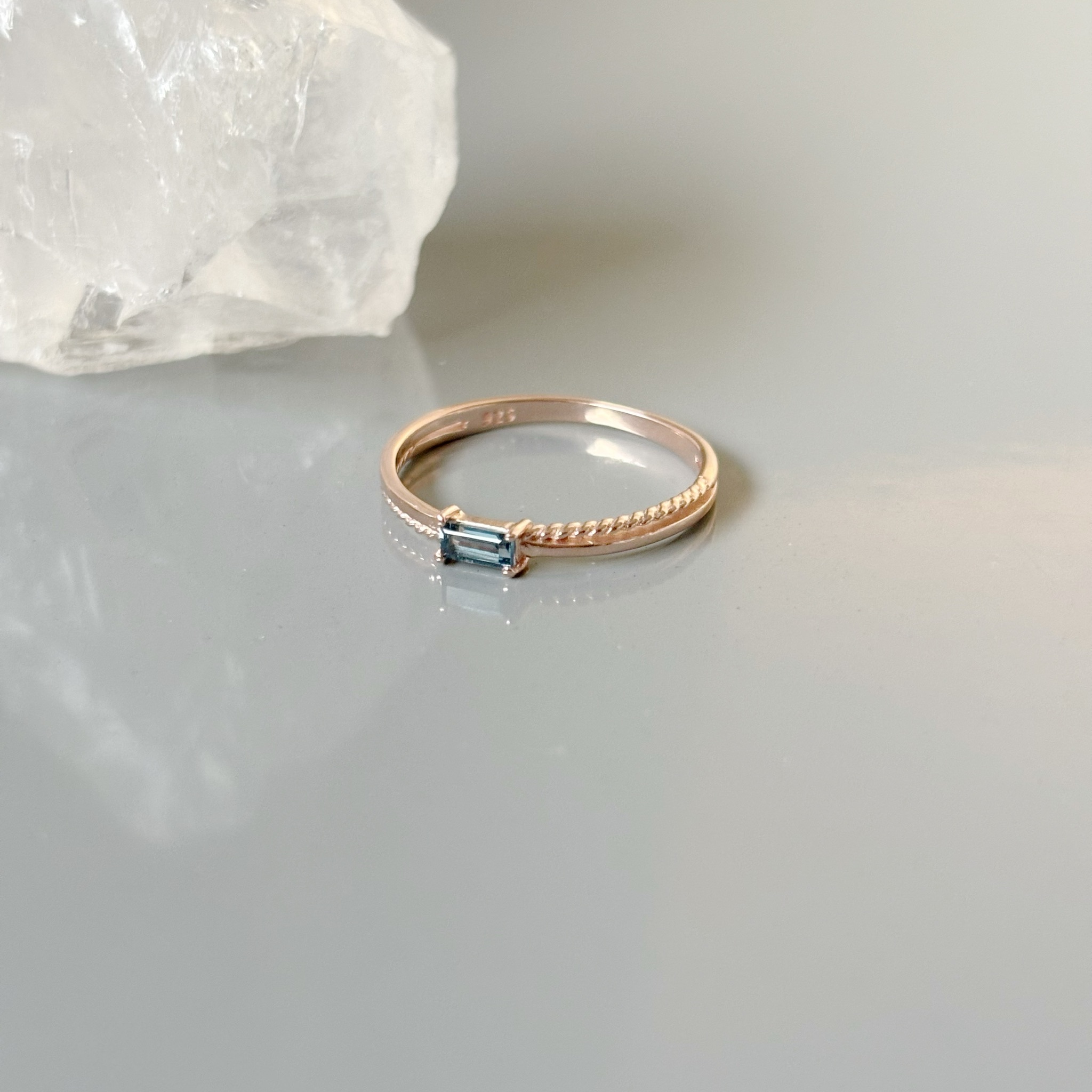 交錯麻花Baguette倫敦托帕石戒指