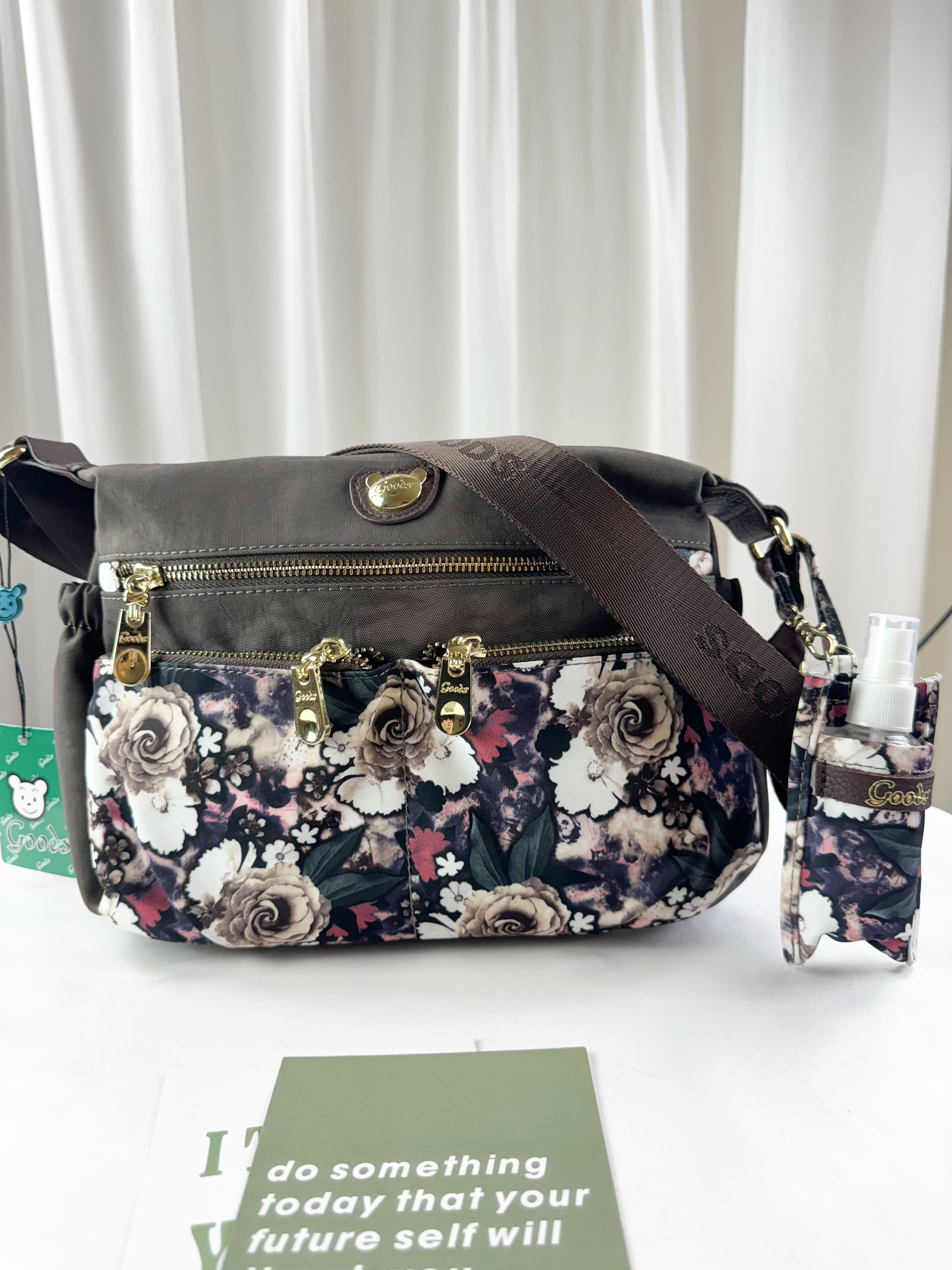 GOODS 咖啡花拼色防潑水側背包 附酒精保護套+酒精瓶 #2841