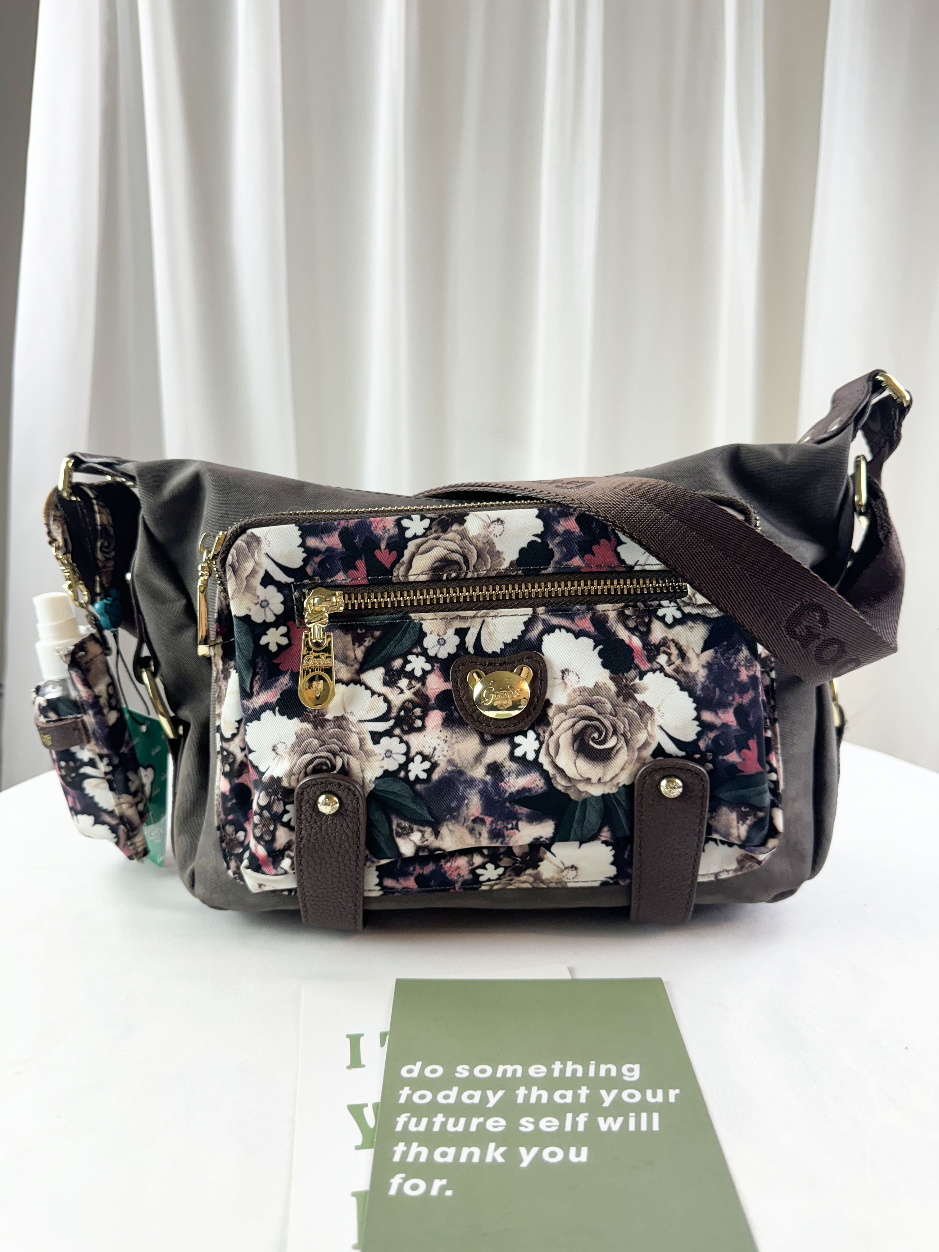 GOODS 咖啡花拼色防潑水側背包 附酒精保護套+酒精瓶 #2125