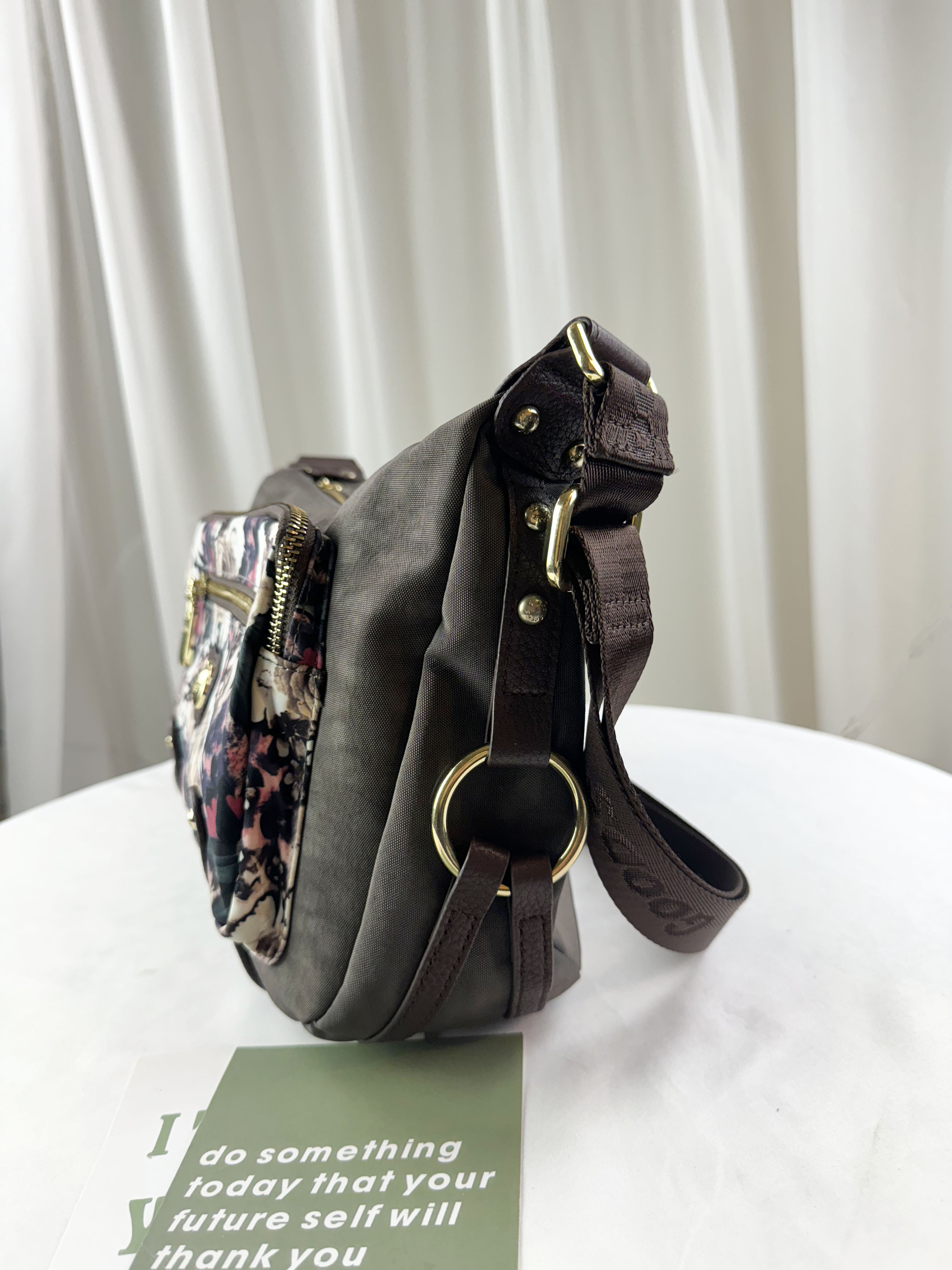 GOODS 咖啡花拼色防潑水側背包 附酒精保護套+酒精瓶 #2125