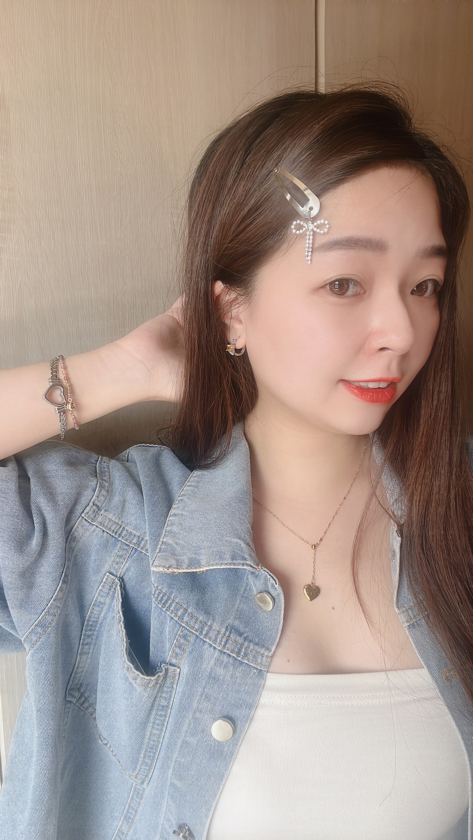 彈力髮夾 + 亮鑽蝴蝶結 = 復古可愛✨ 簡單的戴上頭髮 蝴蝶結會自然垂墜在額頭🎀 超級無敵可愛的小裝飾 讓人顯得非常青春 也有點復古帥感💫 夾上這個法飾 就感覺很像很會穿搭的女生~ 也有許多青春漂亮的網美戴同款唷 快來一起變漂亮又會打扮的女生巴! 💓