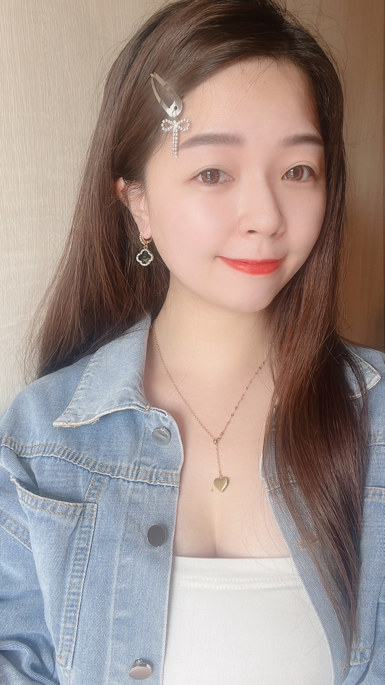 彈力髮夾 + 亮鑽蝴蝶結 = 復古可愛✨ 簡單的戴上頭髮 蝴蝶結會自然垂墜在額頭🎀 超級無敵可愛的小裝飾 讓人顯得非常青春 也有點復古帥感💫 夾上這個法飾 就感覺很像很會穿搭的女生~ 也有許多青春漂亮的網美戴同款唷 快來一起變漂亮又會打扮的女生巴! 💓