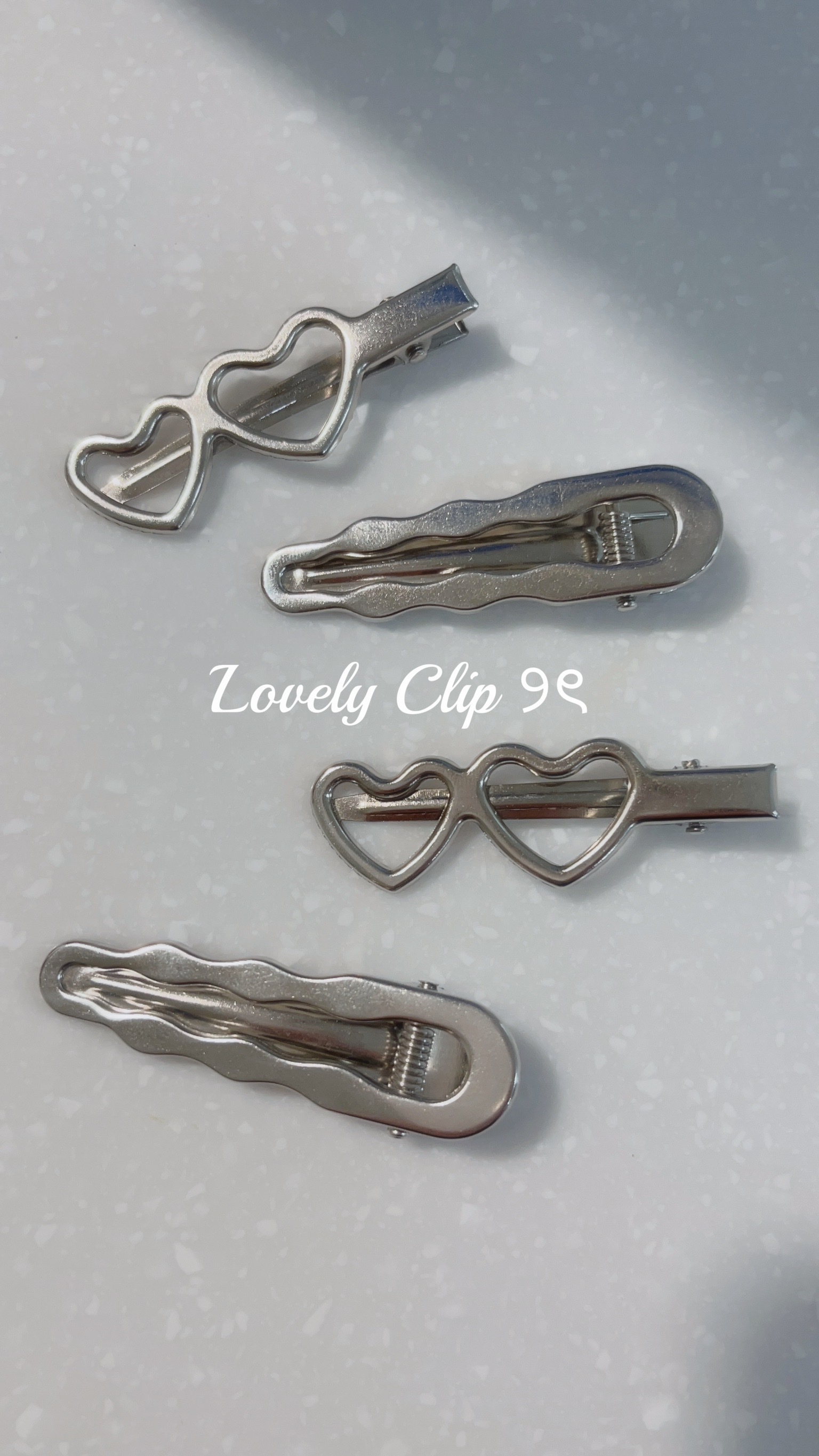 日常每天戴的可愛髮夾~ 就算穿的很普通的一天 頭上戴上可愛的髮夾 就像是有小小的打扮 為今天的好心情加一點分✨  波浪款的波浪線條  比起普通的髮夾多了活潑、活力 上班上課的日子 怕太醒目又想要可可愛愛的話 必收波浪款🦋  雙愛心款更為可愛俏皮 完全為穿搭加分的小配件 非常推薦一定要入手愛心髮夾💞