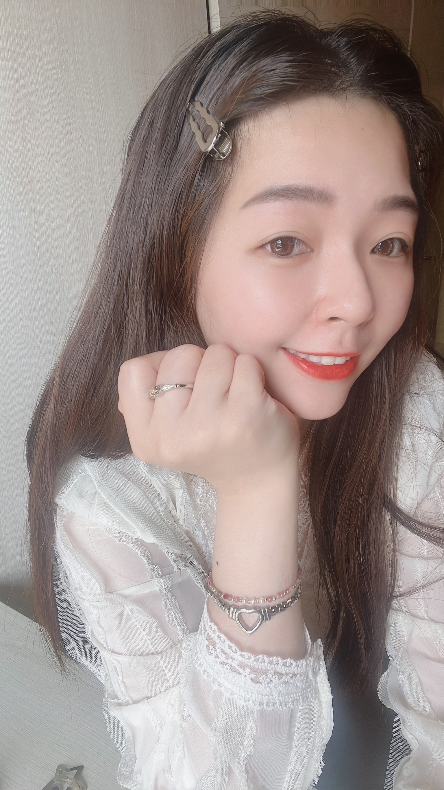 日常每天戴的可愛髮夾~ 就算穿的很普通的一天 頭上戴上可愛的髮夾 就像是有小小的打扮 為今天的好心情加一點分✨  波浪款的波浪線條  比起普通的髮夾多了活潑、活力 上班上課的日子 怕太醒目又想要可可愛愛的話 必收波浪款🦋  雙愛心款更為可愛俏皮 完全為穿搭加分的小配件 非常推薦一定要入手愛心髮夾💞