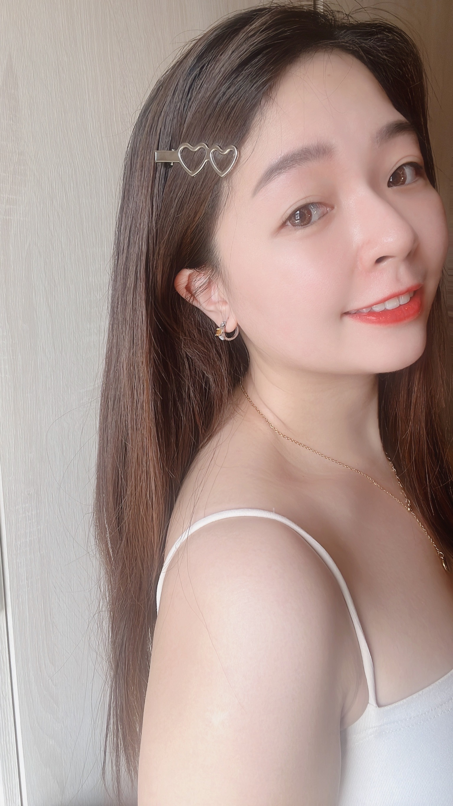 日常每天戴的可愛髮夾~ 就算穿的很普通的一天 頭上戴上可愛的髮夾 就像是有小小的打扮 為今天的好心情加一點分✨  波浪款的波浪線條  比起普通的髮夾多了活潑、活力 上班上課的日子 怕太醒目又想要可可愛愛的話 必收波浪款🦋  雙愛心款更為可愛俏皮 完全為穿搭加分的小配件 非常推薦一定要入手愛心髮夾💞