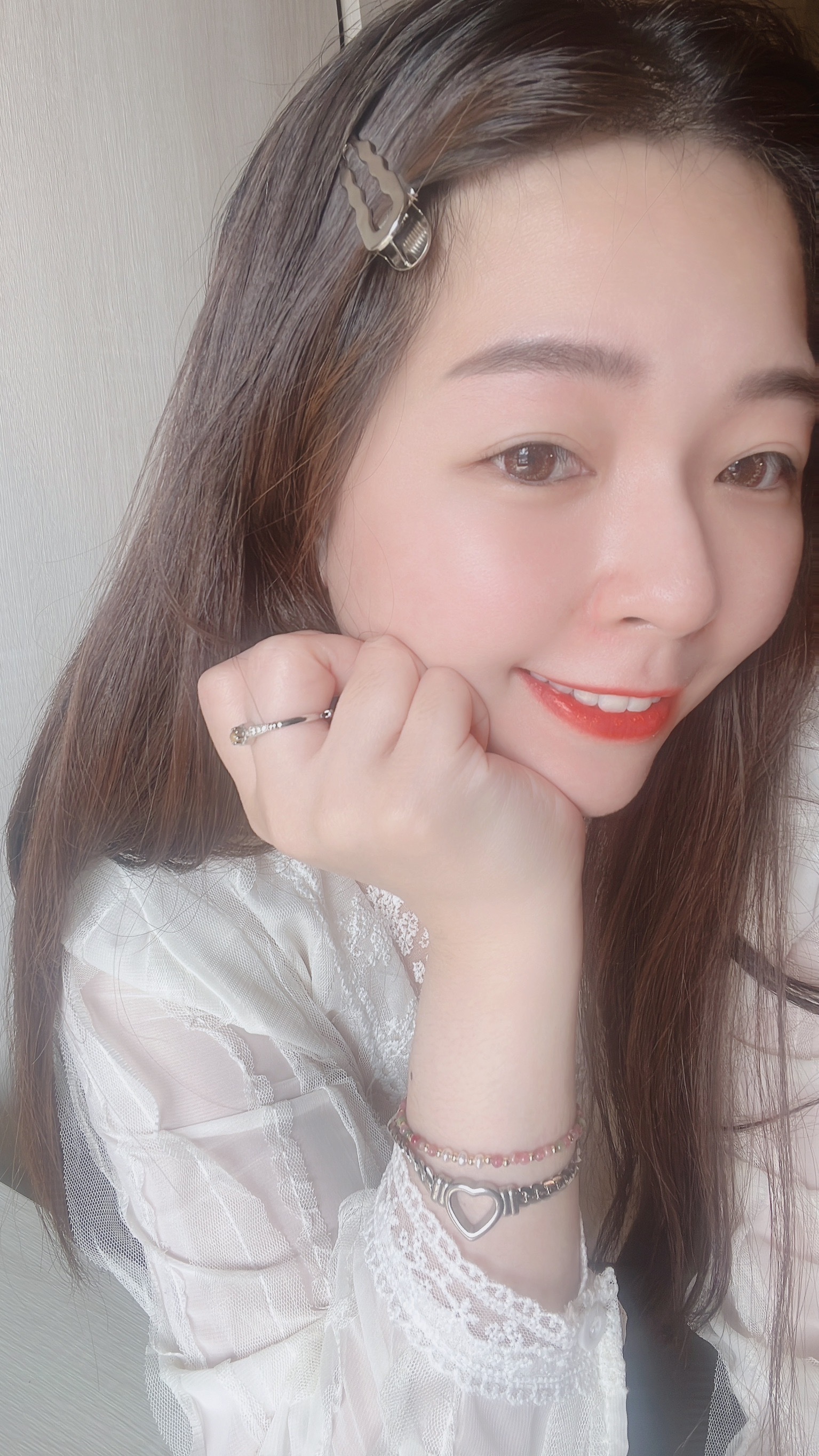 日常每天戴的可愛髮夾~ 就算穿的很普通的一天 頭上戴上可愛的髮夾 就像是有小小的打扮 為今天的好心情加一點分✨  波浪款的波浪線條  比起普通的髮夾多了活潑、活力 上班上課的日子 怕太醒目又想要可可愛愛的話 必收波浪款🦋  雙愛心款更為可愛俏皮 完全為穿搭加分的小配件 非常推薦一定要入手愛心髮夾💞