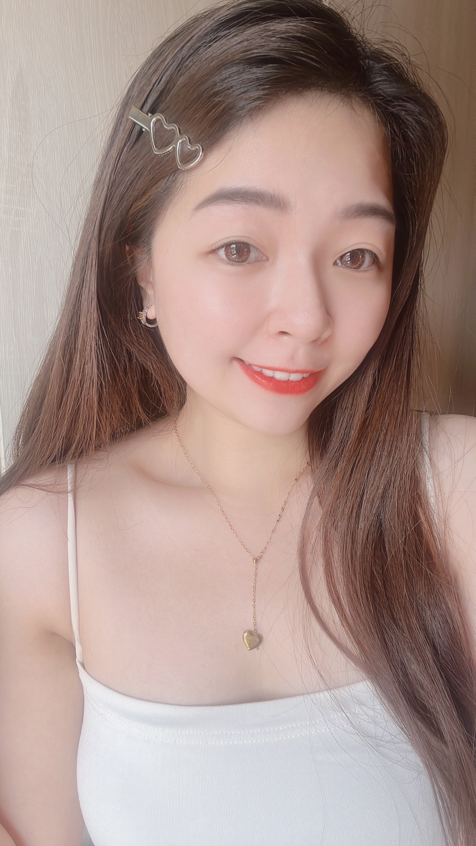 日常每天戴的可愛髮夾~ 就算穿的很普通的一天 頭上戴上可愛的髮夾 就像是有小小的打扮 為今天的好心情加一點分✨  波浪款的波浪線條  比起普通的髮夾多了活潑、活力 上班上課的日子 怕太醒目又想要可可愛愛的話 必收波浪款🦋  雙愛心款更為可愛俏皮 完全為穿搭加分的小配件 非常推薦一定要入手愛心髮夾💞