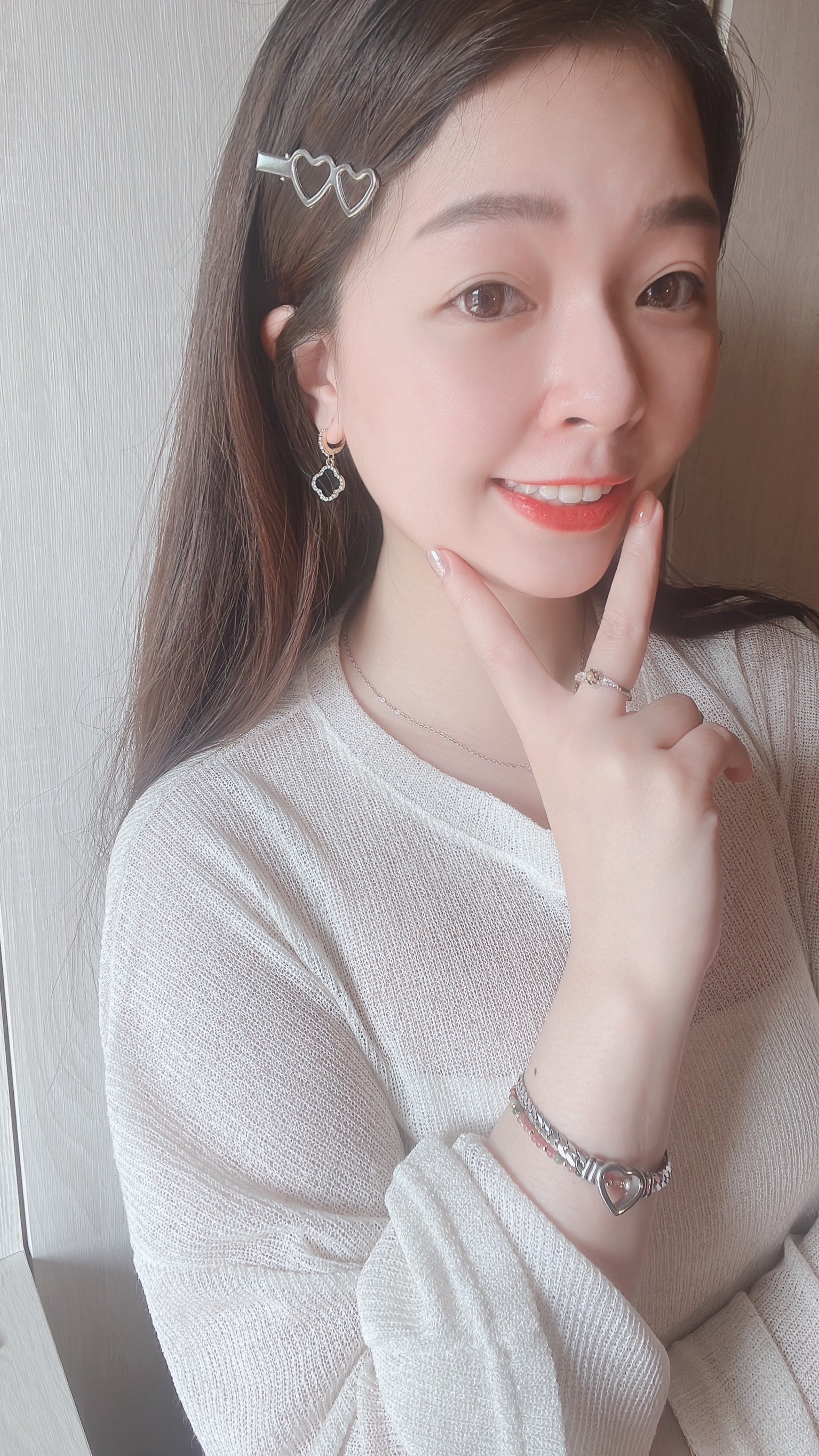 日常每天戴的可愛髮夾~ 就算穿的很普通的一天 頭上戴上可愛的髮夾 就像是有小小的打扮 為今天的好心情加一點分✨  波浪款的波浪線條  比起普通的髮夾多了活潑、活力 上班上課的日子 怕太醒目又想要可可愛愛的話 必收波浪款🦋  雙愛心款更為可愛俏皮 完全為穿搭加分的小配件 非常推薦一定要入手愛心髮夾💞