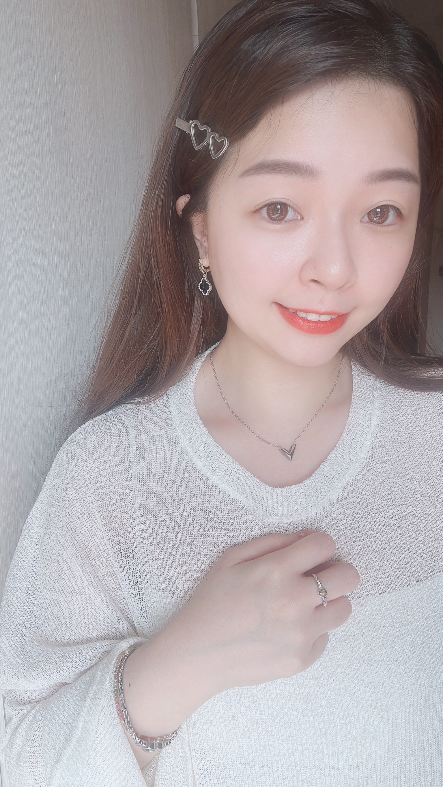 日常每天戴的可愛髮夾~ 就算穿的很普通的一天 頭上戴上可愛的髮夾 就像是有小小的打扮 為今天的好心情加一點分✨  波浪款的波浪線條  比起普通的髮夾多了活潑、活力 上班上課的日子 怕太醒目又想要可可愛愛的話 必收波浪款🦋  雙愛心款更為可愛俏皮 完全為穿搭加分的小配件 非常推薦一定要入手愛心髮夾💞