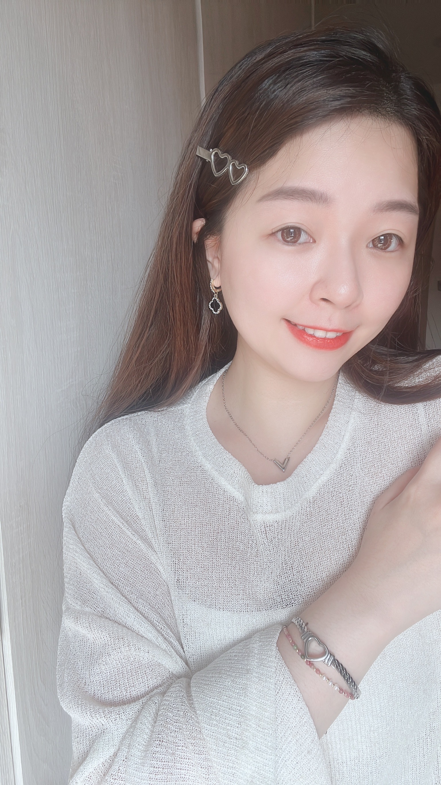 日常每天戴的可愛髮夾~ 就算穿的很普通的一天 頭上戴上可愛的髮夾 就像是有小小的打扮 為今天的好心情加一點分✨  波浪款的波浪線條  比起普通的髮夾多了活潑、活力 上班上課的日子 怕太醒目又想要可可愛愛的話 必收波浪款🦋  雙愛心款更為可愛俏皮 完全為穿搭加分的小配件 非常推薦一定要入手愛心髮夾💞