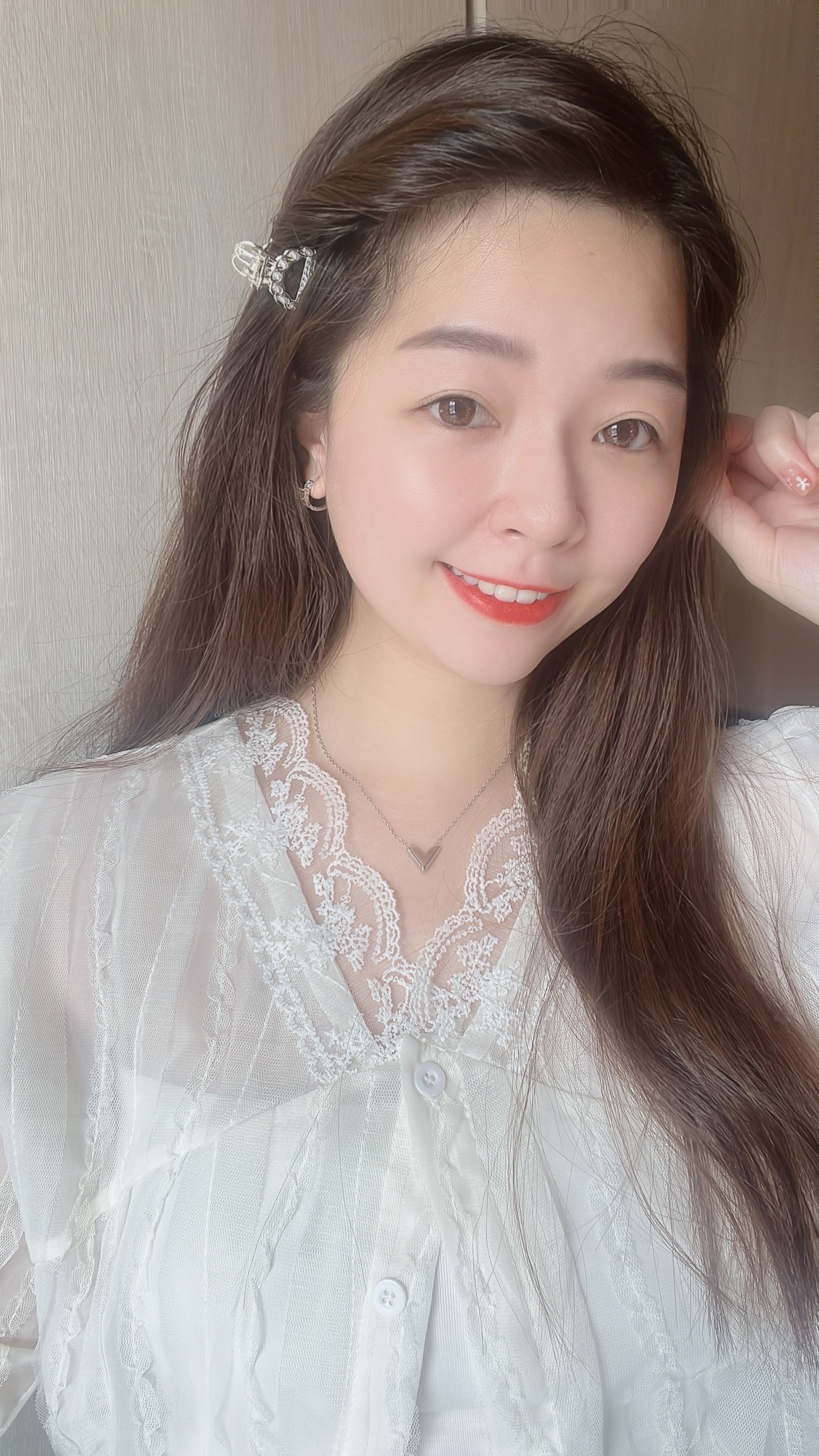 浪漫復古的精緻女孩 一定要有一個珍珠抓夾✨ 這款小抓夾上面佈滿了小珍珠 非常典雅氣質! 隨意抓在頭髮上 都散發出精緻復古感🩰  下面圖片有示範抓一邊或抓兩邊的樣子 都超級漂亮🧸