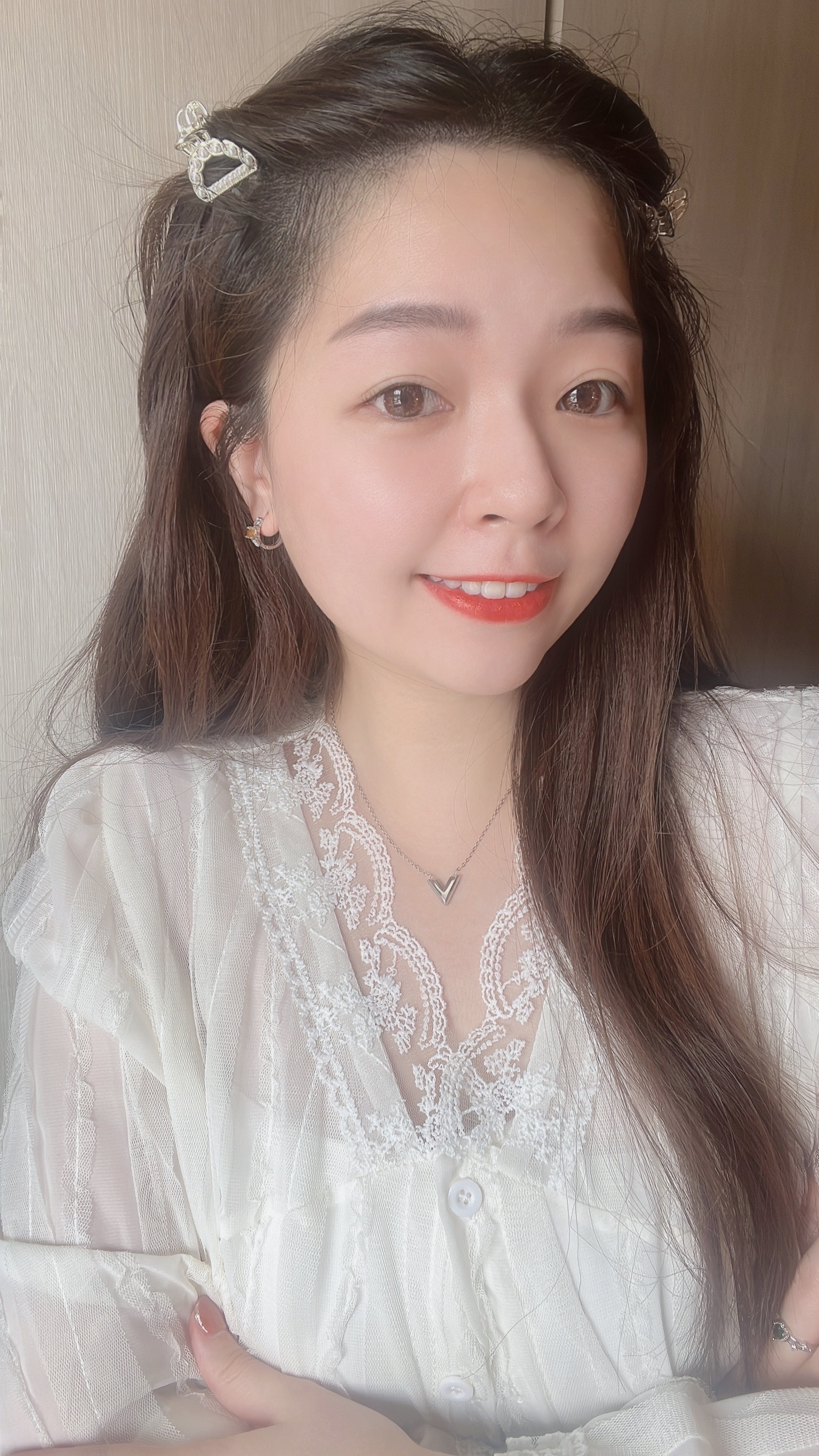 浪漫復古的精緻女孩 一定要有一個珍珠抓夾✨ 這款小抓夾上面佈滿了小珍珠 非常典雅氣質! 隨意抓在頭髮上 都散發出精緻復古感🩰  下面圖片有示範抓一邊或抓兩邊的樣子 都超級漂亮🧸