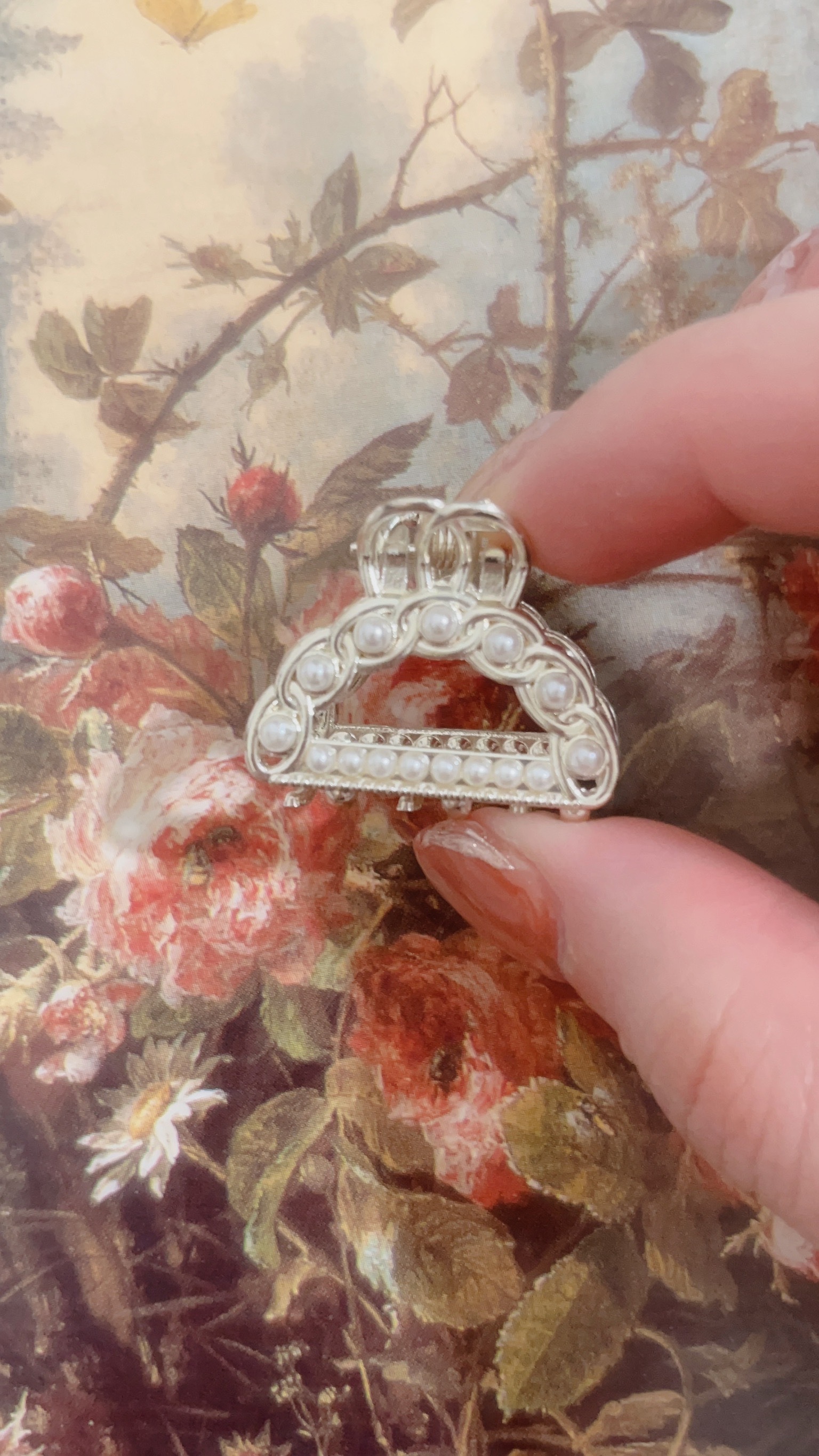 浪漫復古的精緻女孩 一定要有一個珍珠抓夾✨ 這款小抓夾上面佈滿了小珍珠 非常典雅氣質! 隨意抓在頭髮上 都散發出精緻復古感🩰  下面圖片有示範抓一邊或抓兩邊的樣子 都超級漂亮🧸