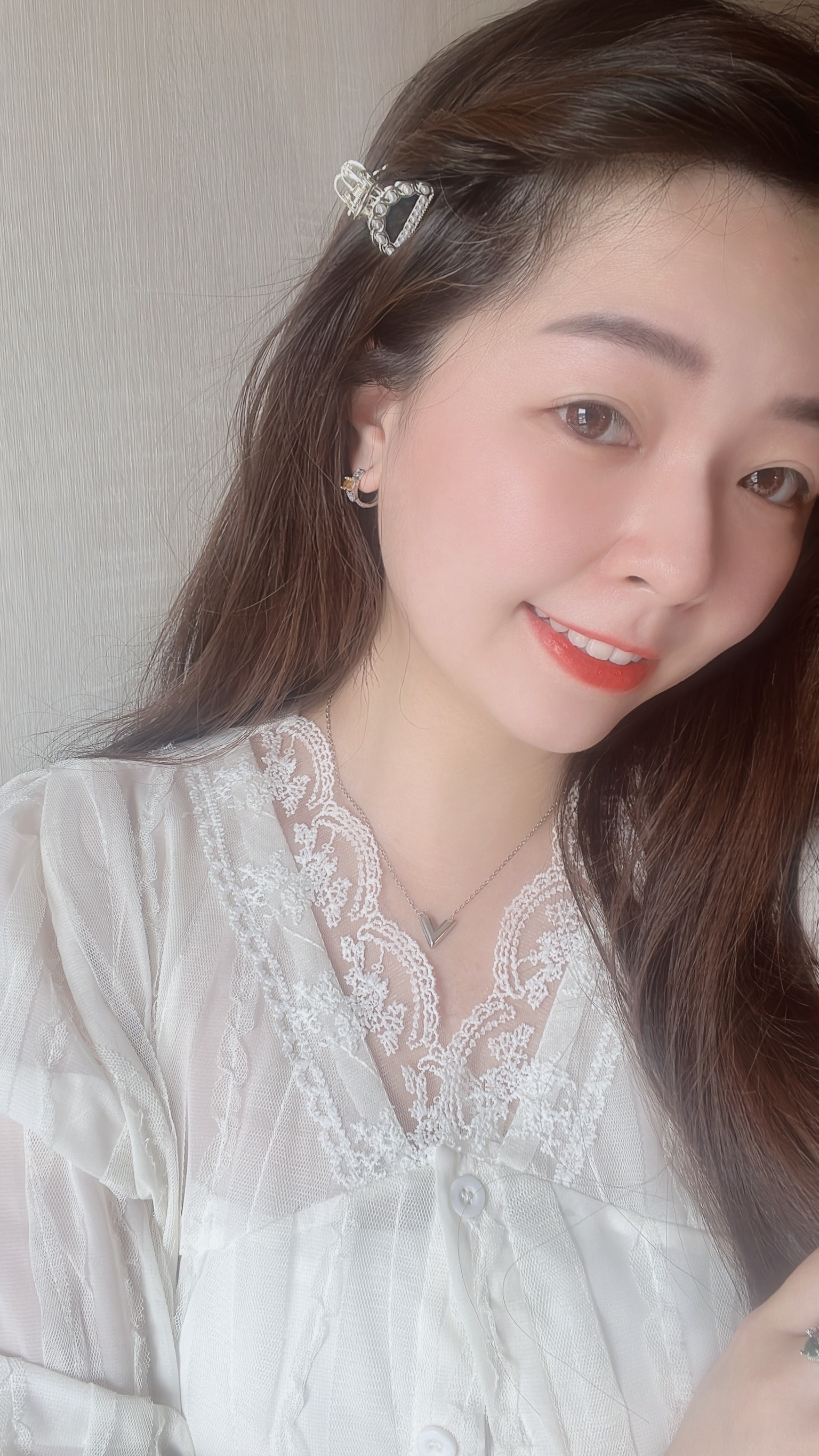 浪漫復古的精緻女孩 一定要有一個珍珠抓夾✨ 這款小抓夾上面佈滿了小珍珠 非常典雅氣質! 隨意抓在頭髮上 都散發出精緻復古感🩰  下面圖片有示範抓一邊或抓兩邊的樣子 都超級漂亮🧸