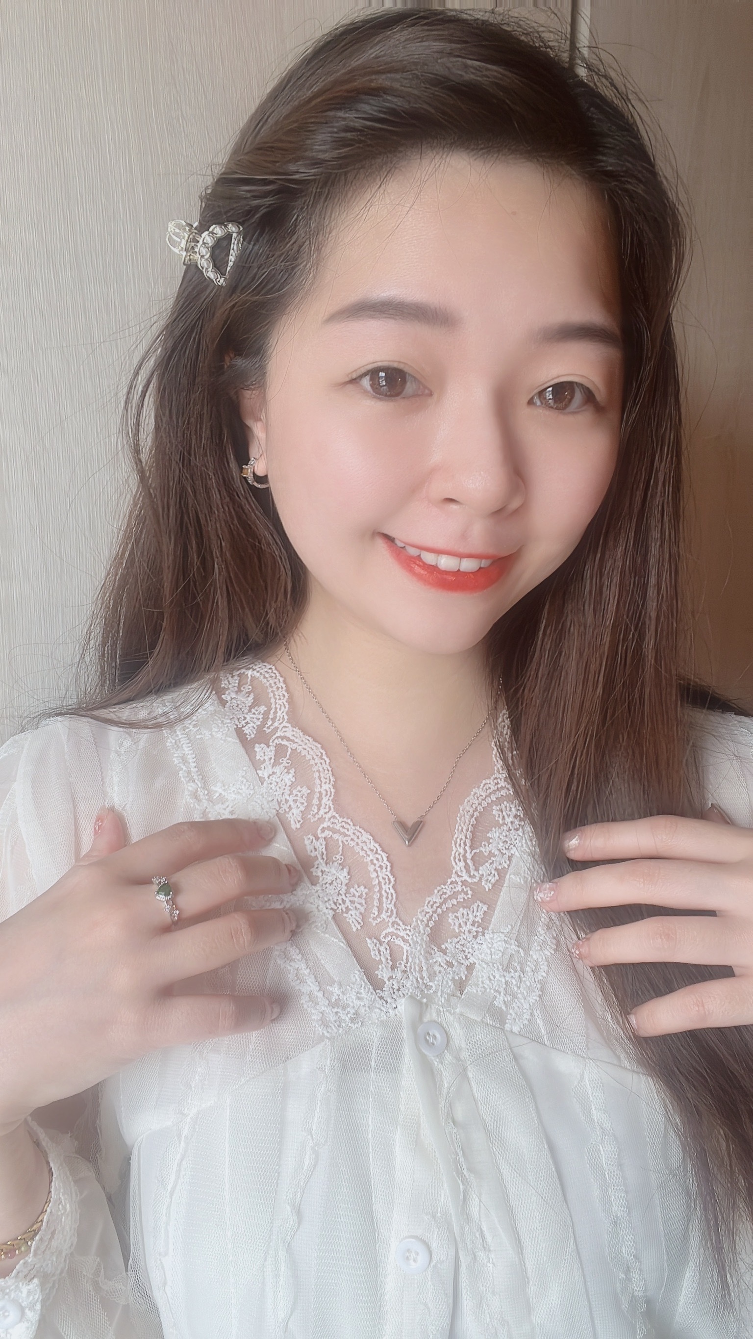 浪漫復古的精緻女孩 一定要有一個珍珠抓夾✨ 這款小抓夾上面佈滿了小珍珠 非常典雅氣質! 隨意抓在頭髮上 都散發出精緻復古感🩰  下面圖片有示範抓一邊或抓兩邊的樣子 都超級漂亮🧸