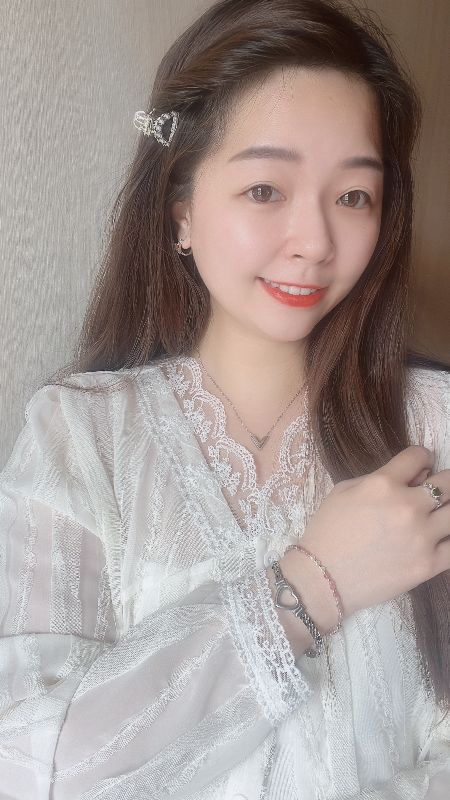 浪漫復古的精緻女孩 一定要有一個珍珠抓夾✨ 這款小抓夾上面佈滿了小珍珠 非常典雅氣質! 隨意抓在頭髮上 都散發出精緻復古感🩰  下面圖片有示範抓一邊或抓兩邊的樣子 都超級漂亮🧸