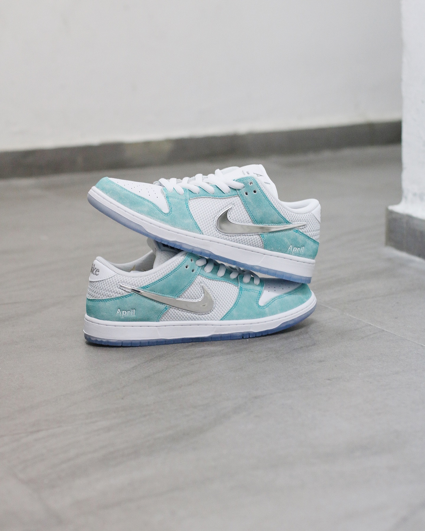 APRIL SKATEBOARDS x NK SB Dunk Low  FD2562-400