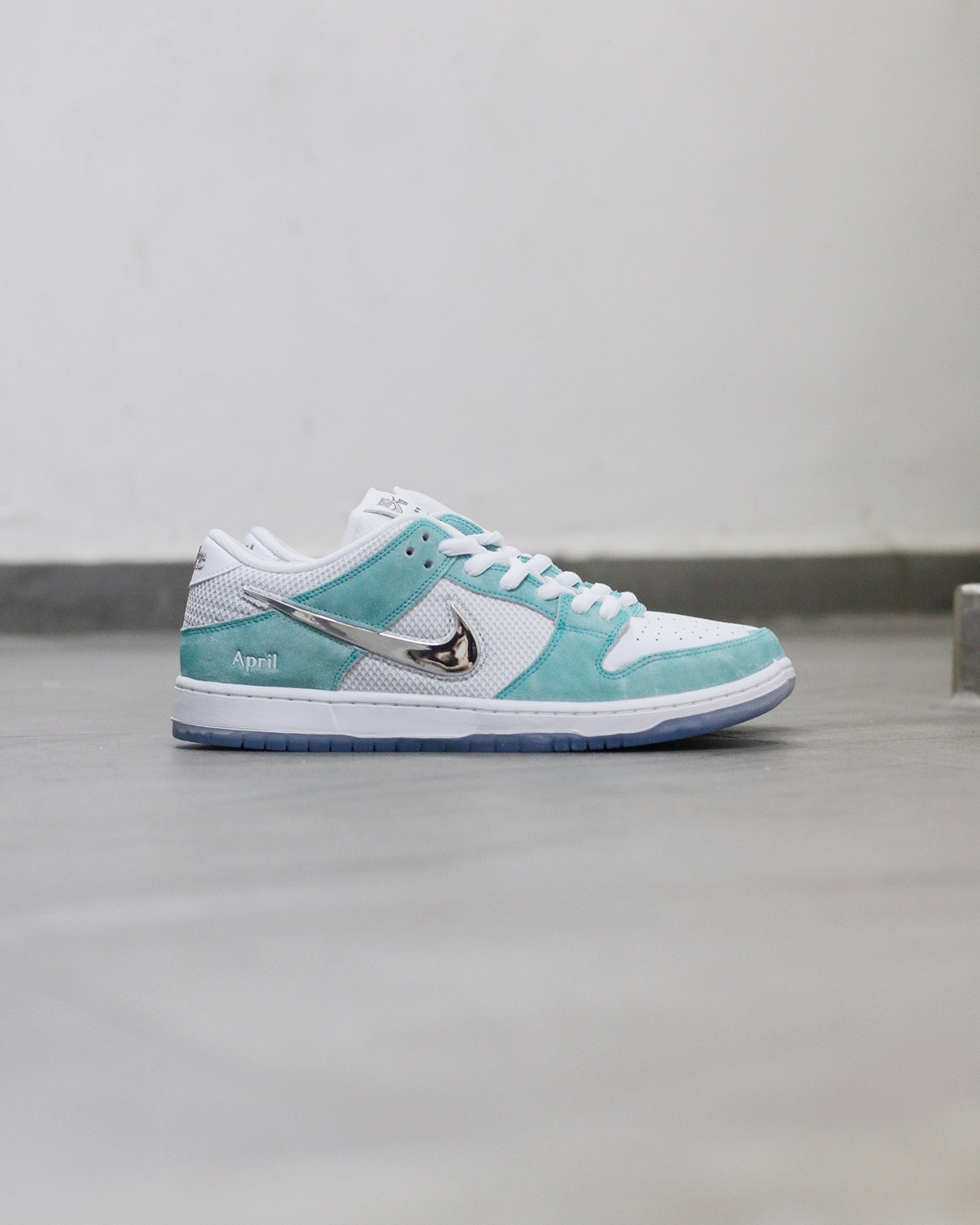 APRIL SKATEBOARDS x NK SB Dunk Low  FD2562-400
