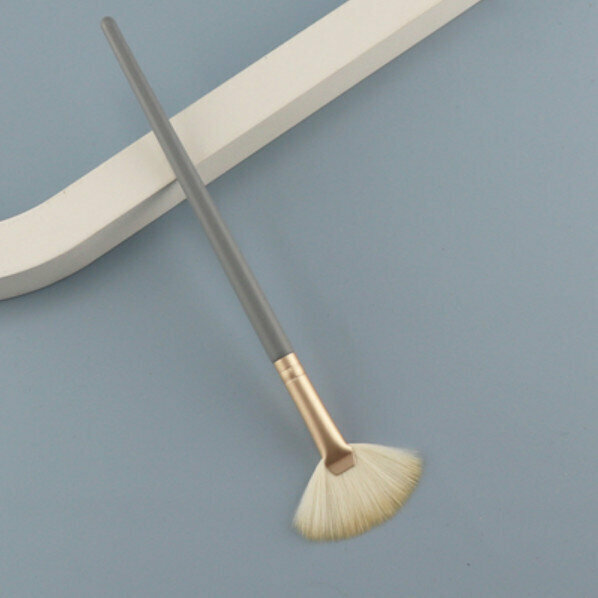 Popular fan-shaped highlight brush makeup brush (a Lanqiao fan-shaped brush)