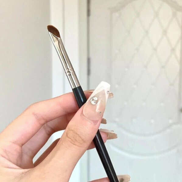 Popular makeup brush and eyeliner brush (sickle eyeliner brush)