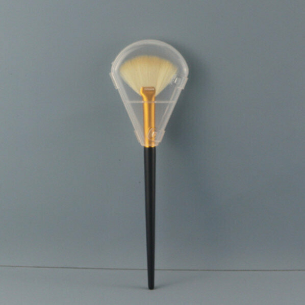 Popular fan-shaped highlight brush makeup brush (a navy blue fan-shaped brush)