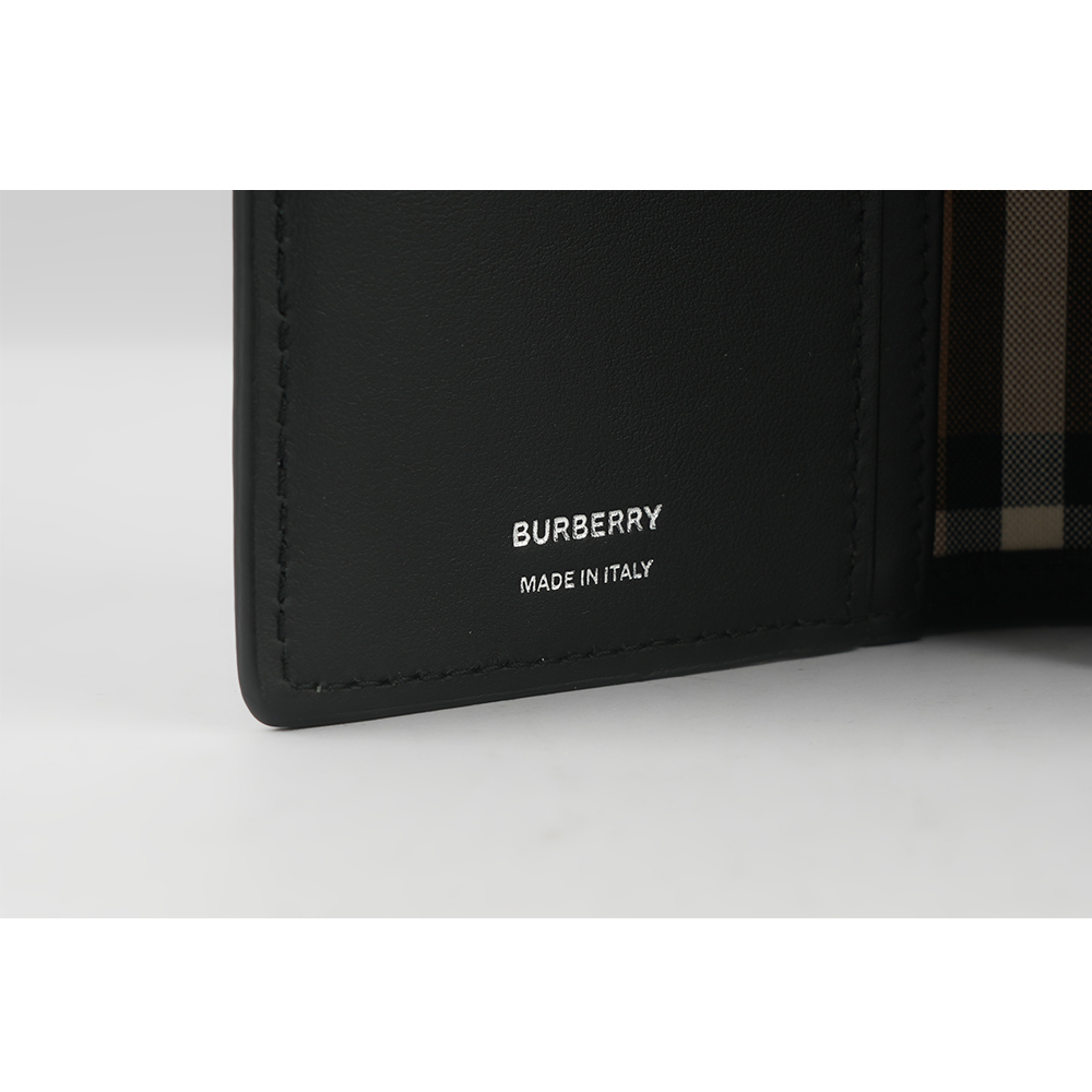 【BURBERRY】銀字粒紋牛皮內拼格紋二折長夾(黑色) 80840701
