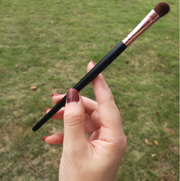 Popular style [1 piece] Eyeshadow Brush Pony Hair (Color: Black Large) [Please contact customer service to confirm the delivery color after placing the order]