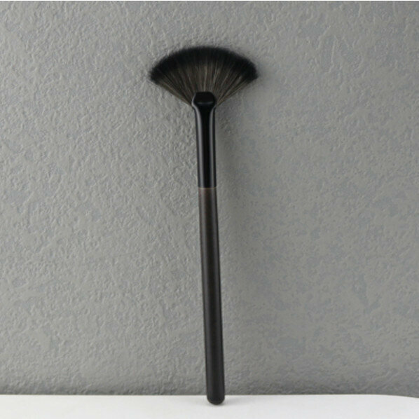 Popular makeup brush (black fan-shaped brush)