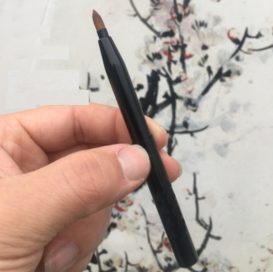 Popular model [1 piece] Retractable Lip Brush Artificial Fiber (Color: Black) [Please contact customer service to confirm the delivery color after placing the order]
