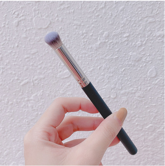 The popular 370 concealer brush (black, length 14cm)