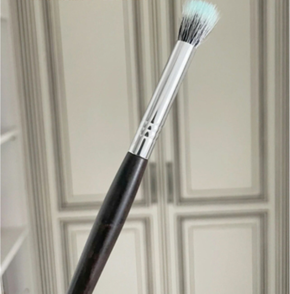 Popular eye shadow point makeup brush (small size)