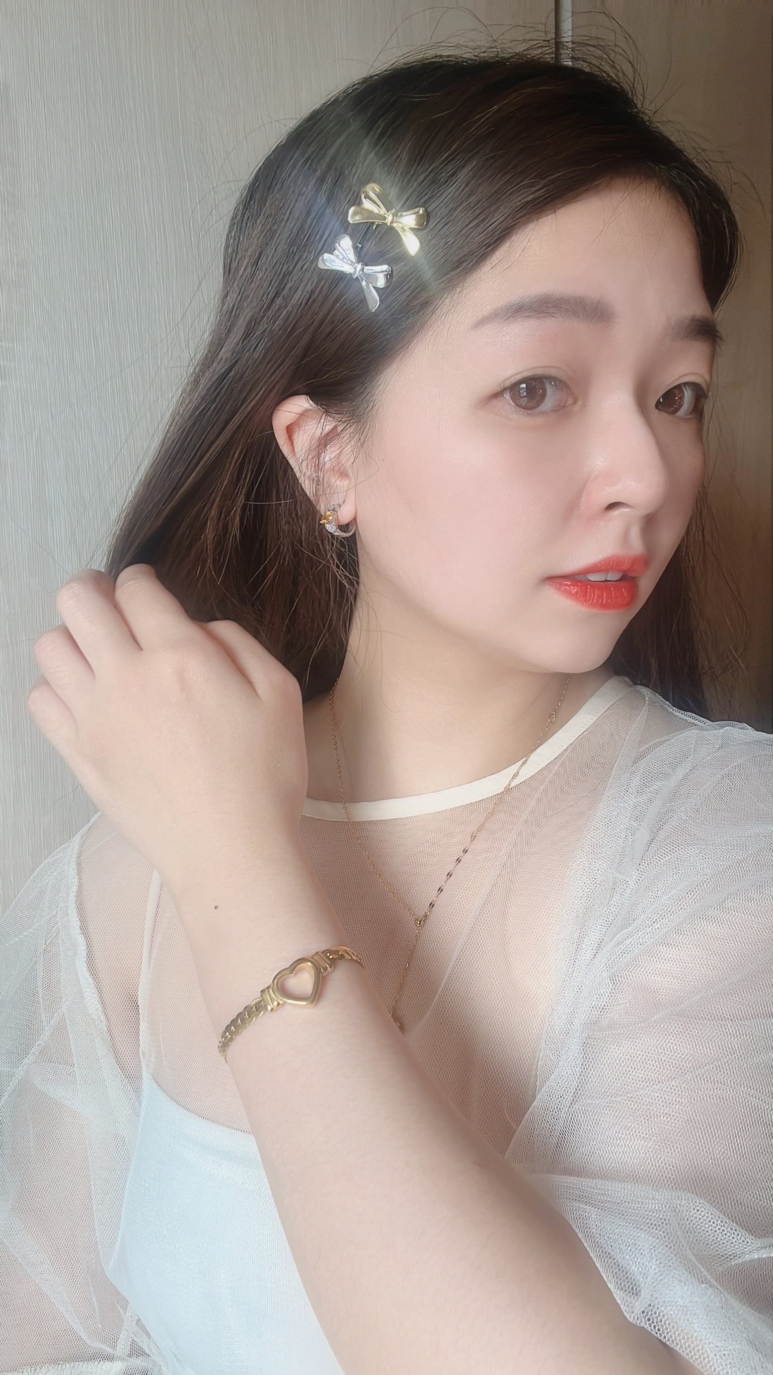 小小的蝴蝶夾抓夾 浪漫又很有氣質唷~休閒的穿搭 搭上一個小蝴蝶夾抓夾整個可愛度提升 穿搭也加分✨這款的夾子也非常好夾不會咬頭髮我最喜歡把瀏海捲捲捲之後再隨意地夾上蝴蝶結🎀整個造型就可愛氣質到不行~漂亮女孩頭上也要記得打扮漂亮唷⭐️