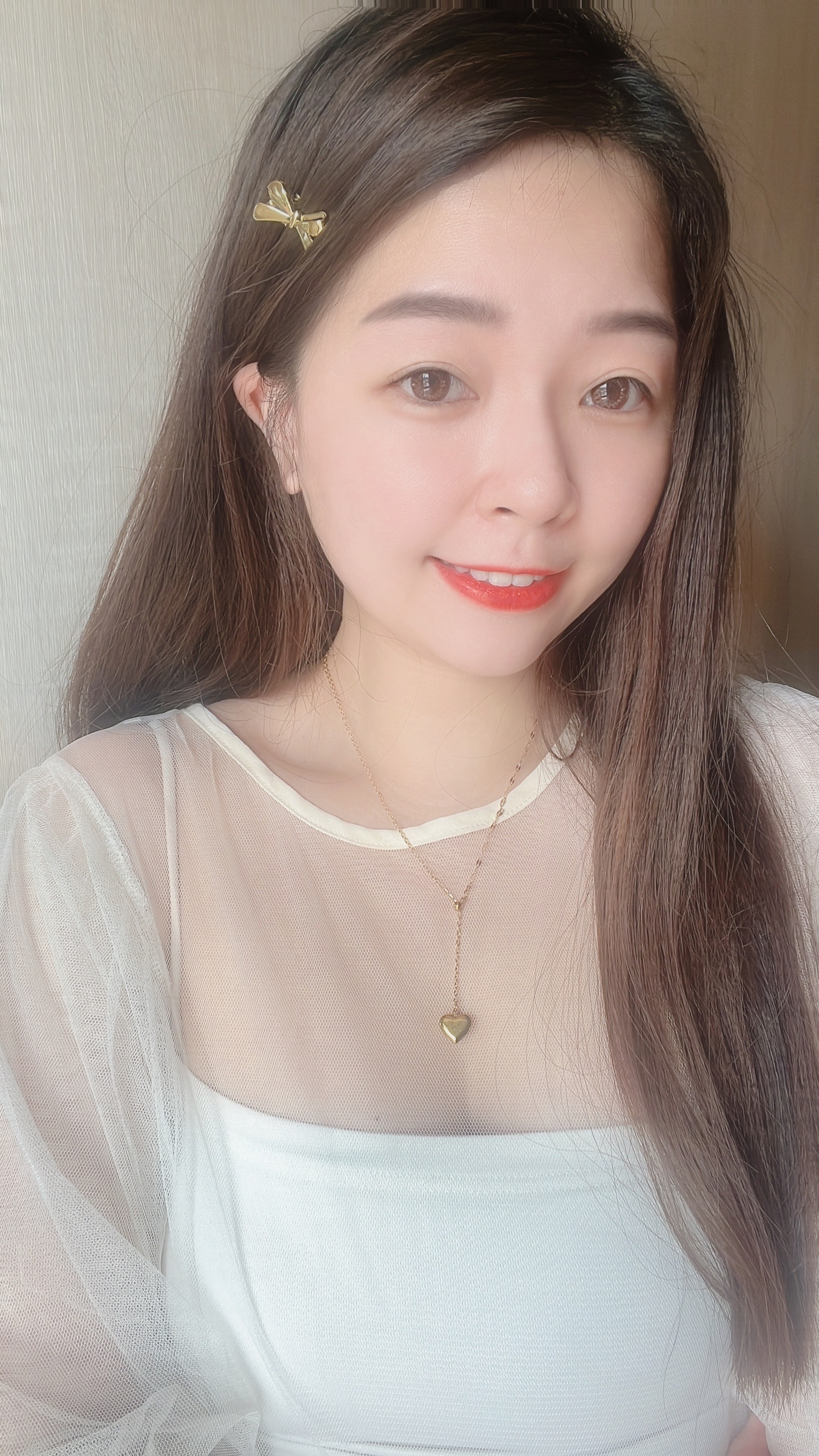 小小的蝴蝶夾抓夾 浪漫又很有氣質唷~休閒的穿搭 搭上一個小蝴蝶夾抓夾整個可愛度提升 穿搭也加分✨這款的夾子也非常好夾不會咬頭髮我最喜歡把瀏海捲捲捲之後再隨意地夾上蝴蝶結🎀整個造型就可愛氣質到不行~漂亮女孩頭上也要記得打扮漂亮唷⭐️