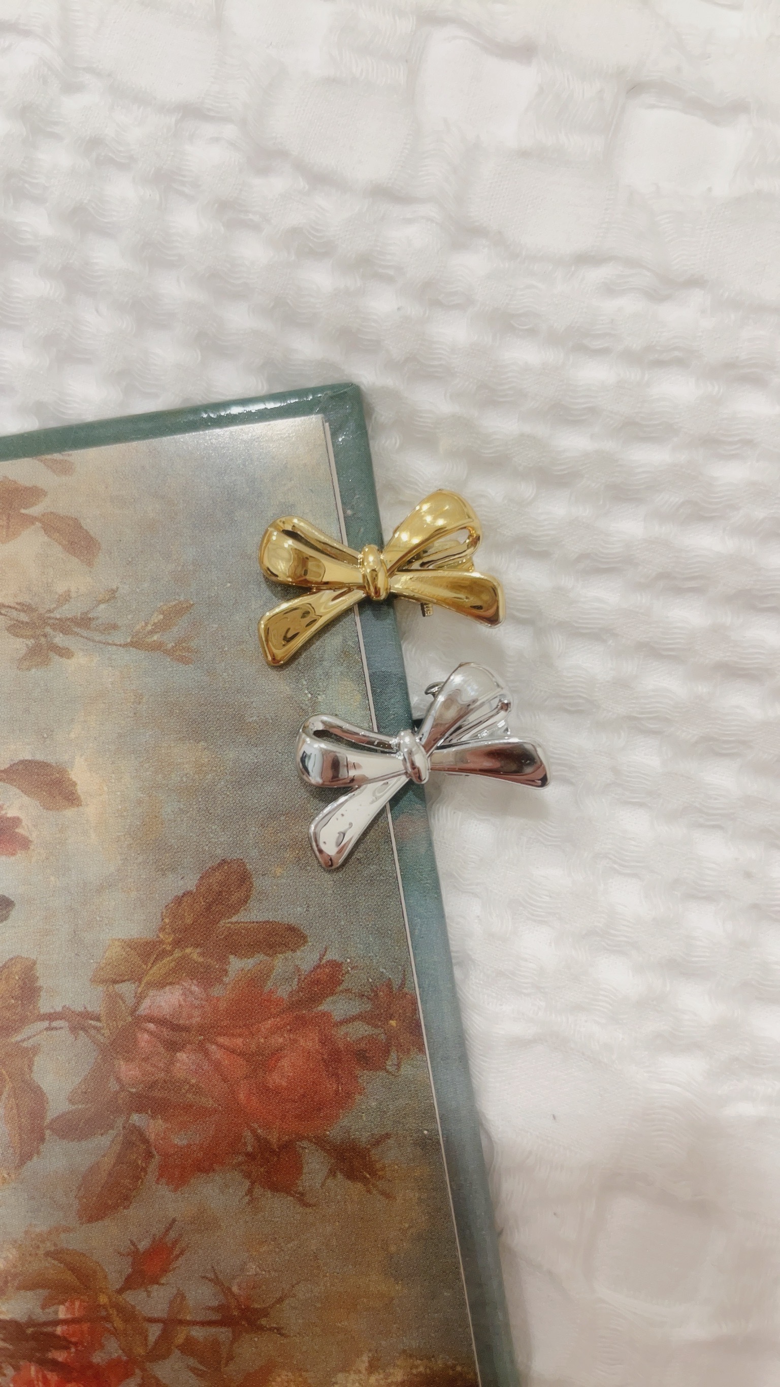 小小的蝴蝶夾抓夾 浪漫又很有氣質唷~休閒的穿搭 搭上一個小蝴蝶夾抓夾整個可愛度提升 穿搭也加分✨這款的夾子也非常好夾不會咬頭髮我最喜歡把瀏海捲捲捲之後再隨意地夾上蝴蝶結🎀整個造型就可愛氣質到不行~漂亮女孩頭上也要記得打扮漂亮唷⭐️