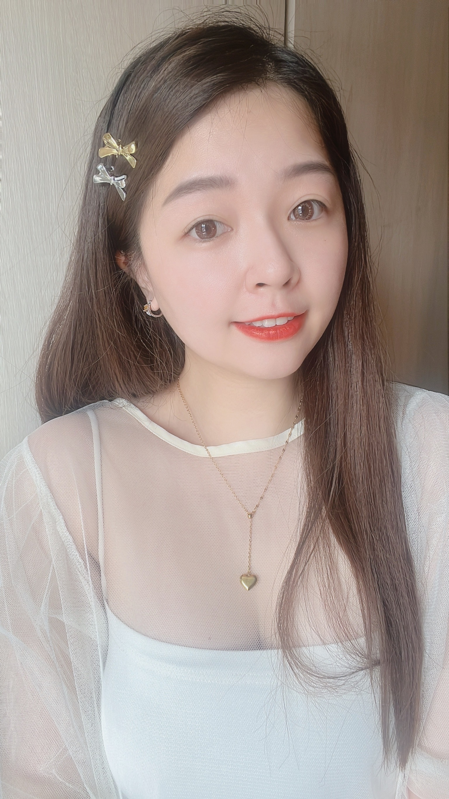 小小的蝴蝶夾抓夾 浪漫又很有氣質唷~休閒的穿搭 搭上一個小蝴蝶夾抓夾整個可愛度提升 穿搭也加分✨這款的夾子也非常好夾不會咬頭髮我最喜歡把瀏海捲捲捲之後再隨意地夾上蝴蝶結🎀整個造型就可愛氣質到不行~漂亮女孩頭上也要記得打扮漂亮唷⭐️