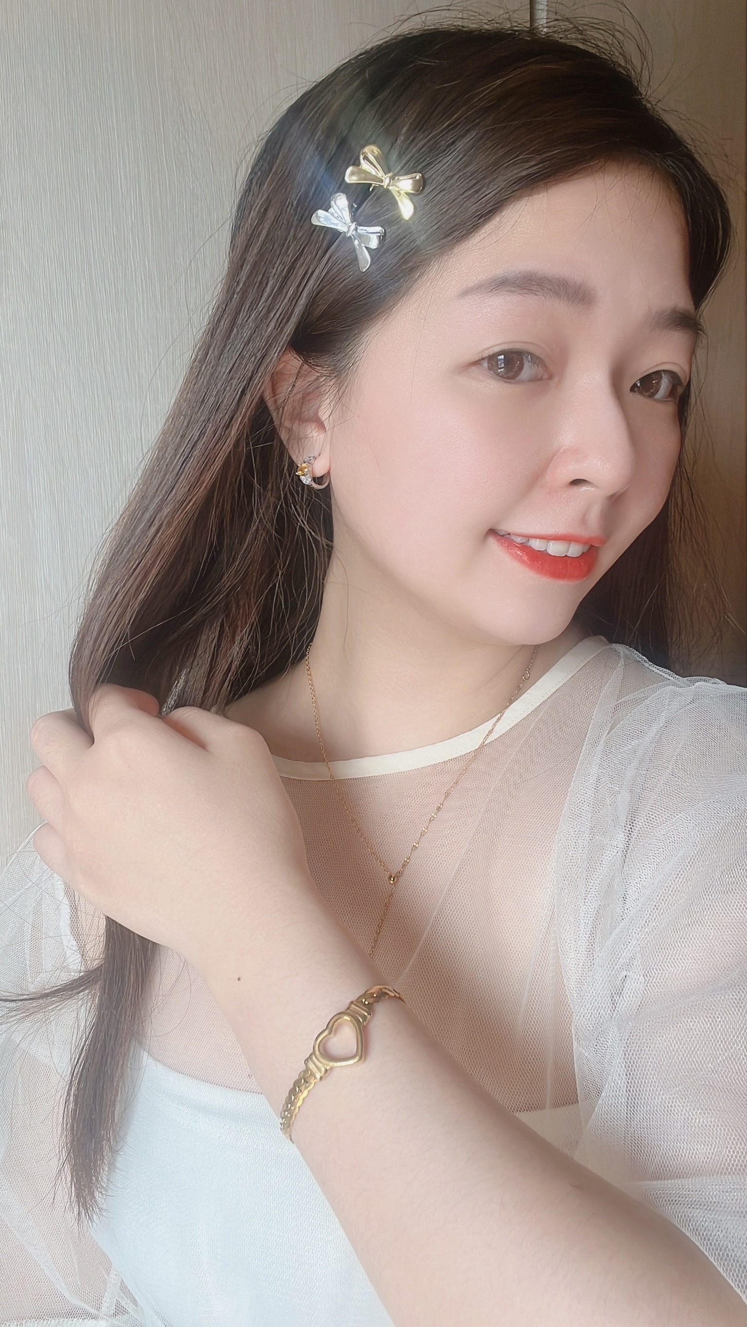 小小的蝴蝶夾抓夾 浪漫又很有氣質唷~休閒的穿搭 搭上一個小蝴蝶夾抓夾整個可愛度提升 穿搭也加分✨這款的夾子也非常好夾不會咬頭髮我最喜歡把瀏海捲捲捲之後再隨意地夾上蝴蝶結🎀整個造型就可愛氣質到不行~漂亮女孩頭上也要記得打扮漂亮唷⭐️