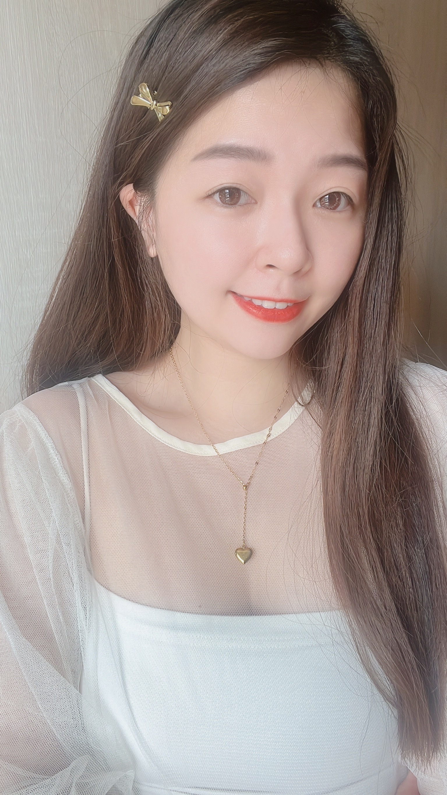 小小的蝴蝶夾抓夾 浪漫又很有氣質唷~休閒的穿搭 搭上一個小蝴蝶夾抓夾整個可愛度提升 穿搭也加分✨這款的夾子也非常好夾不會咬頭髮我最喜歡把瀏海捲捲捲之後再隨意地夾上蝴蝶結🎀整個造型就可愛氣質到不行~漂亮女孩頭上也要記得打扮漂亮唷⭐️