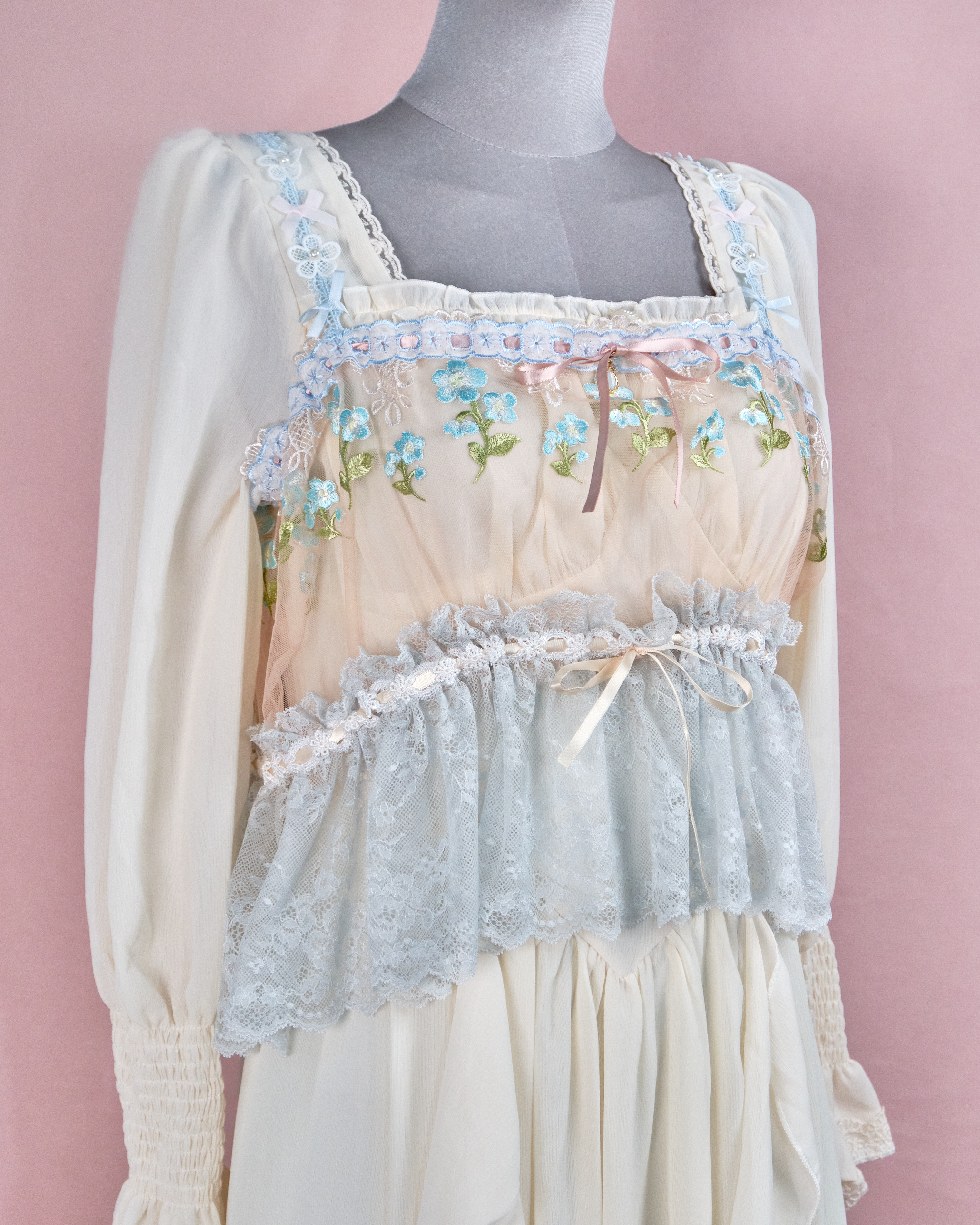 11233 The Tale About Vintage Girl~Vintage Empire Waistline Laced Top