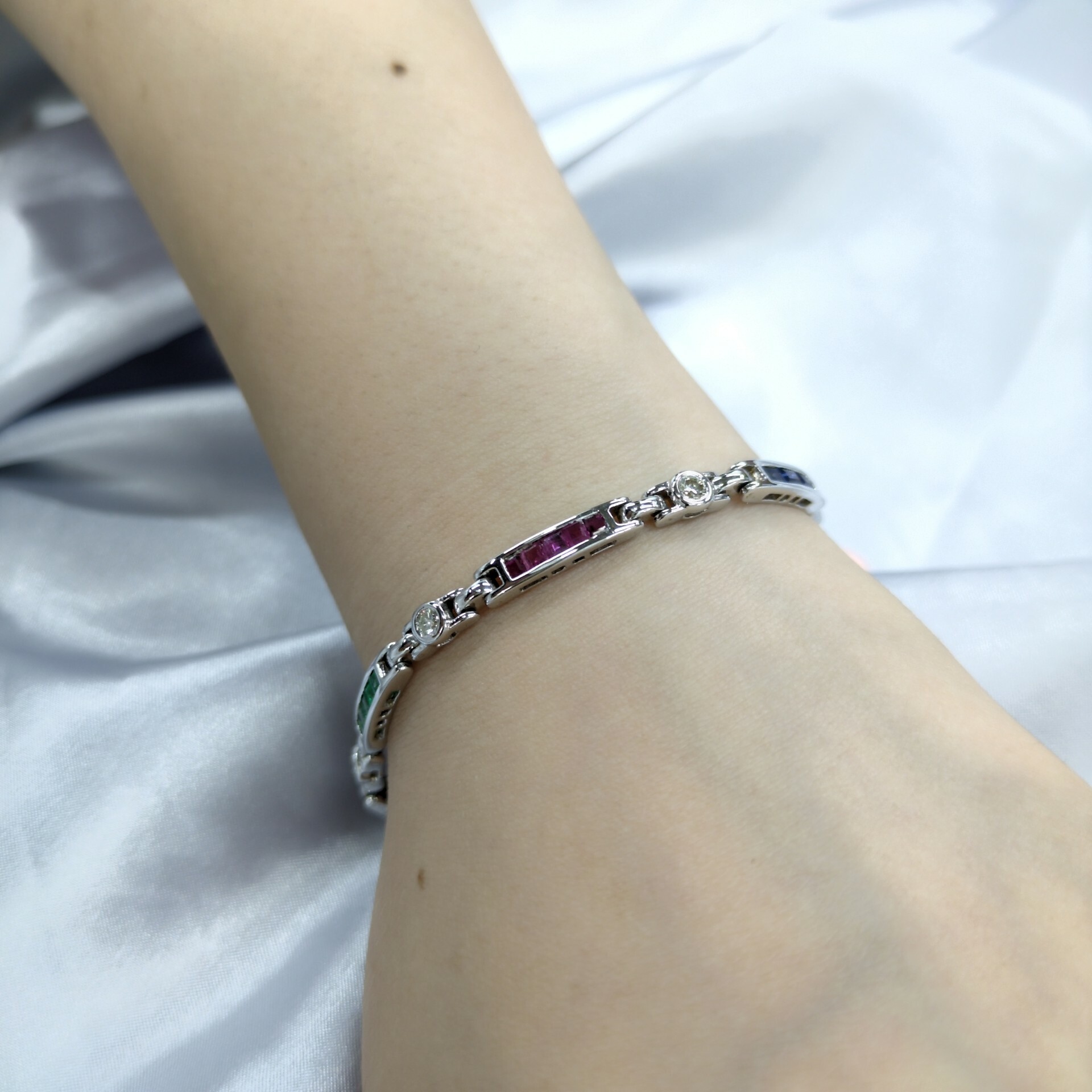 18K White Gold Emerald , Sapphire and diamond Bracelet