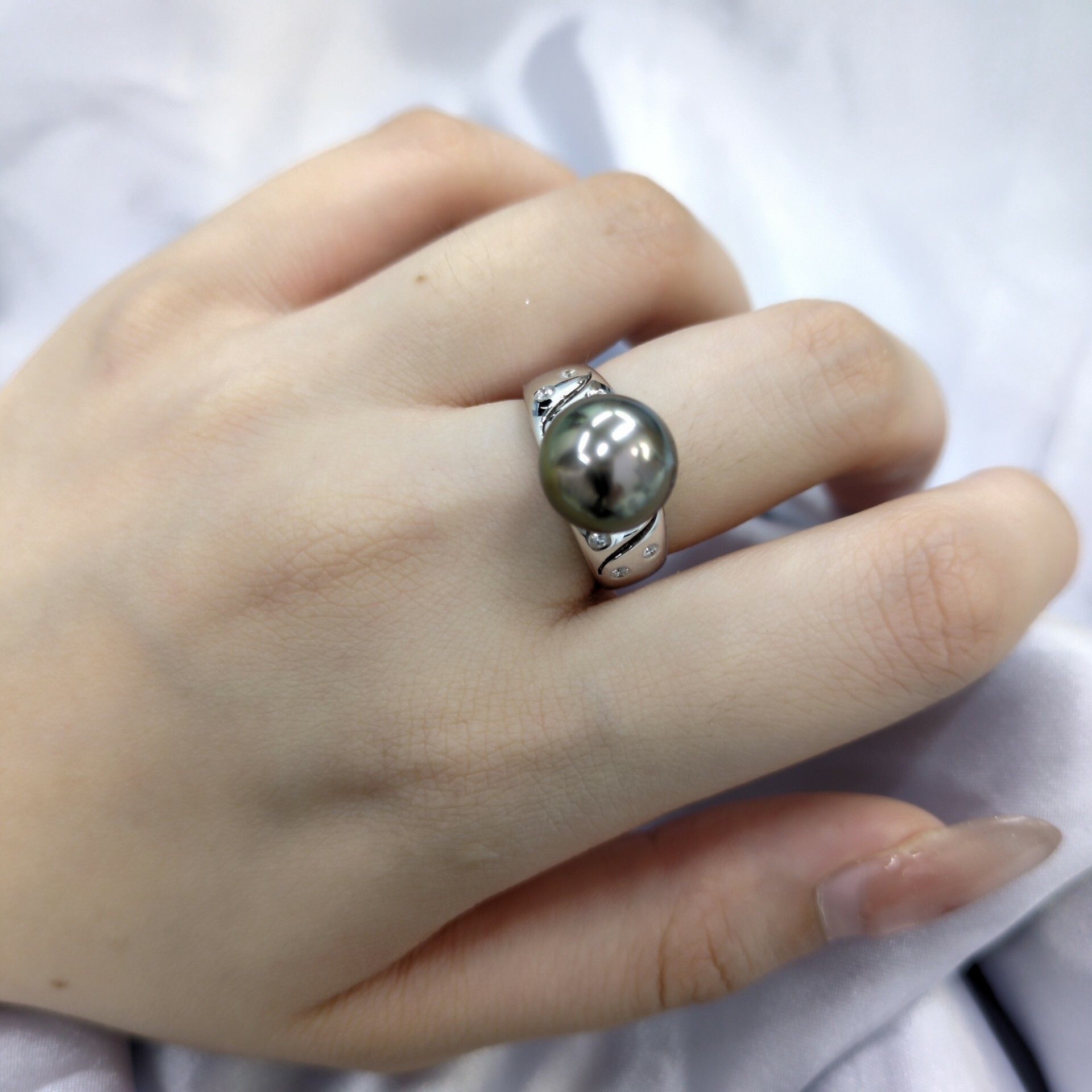 18K White Gold 0.10ct Diamond and Pearl Ring