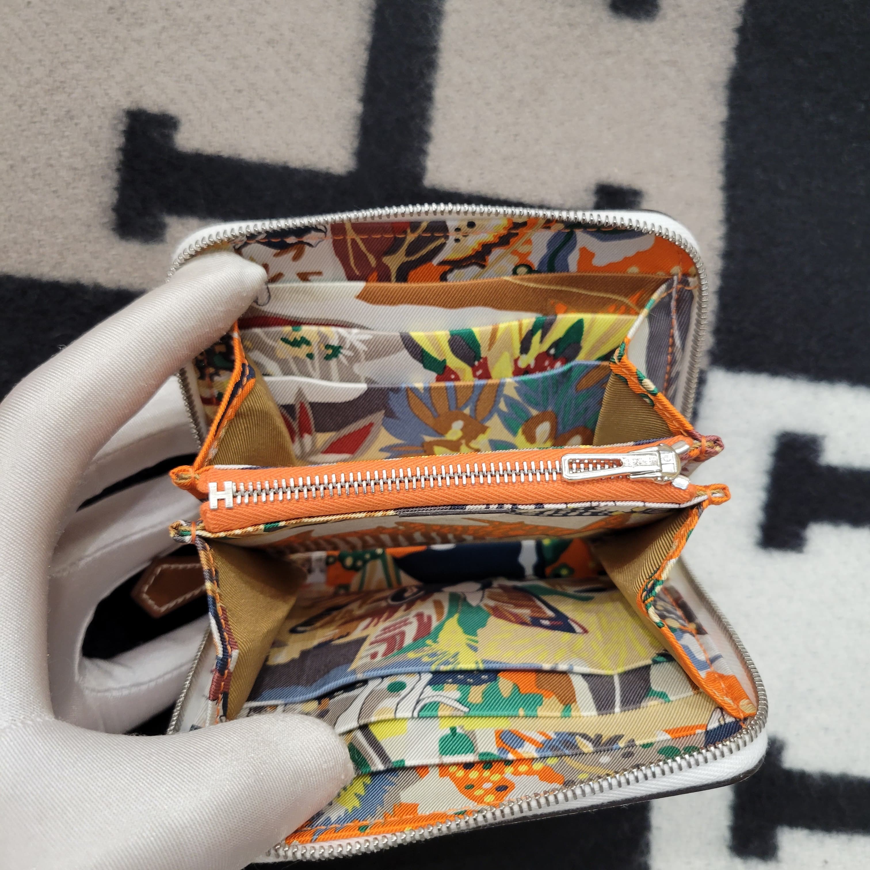 Hermes silk in compact  WALLET New white /orange/dog print 銀包 新白色內拼絲
